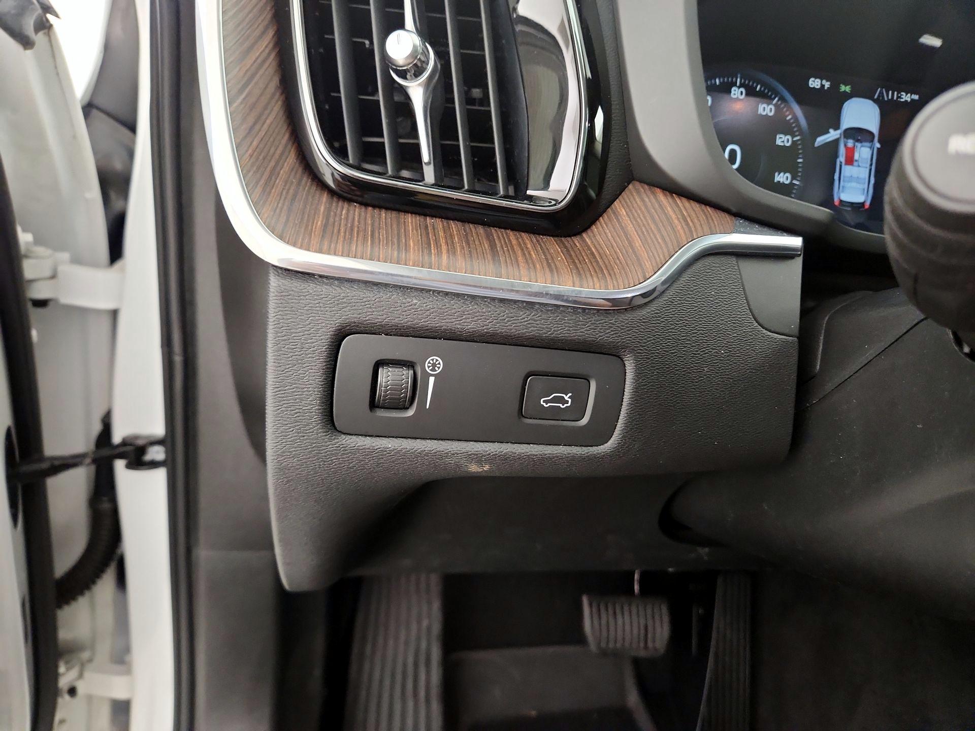 Thumbnail: 2021 Volvo XC60 - 13