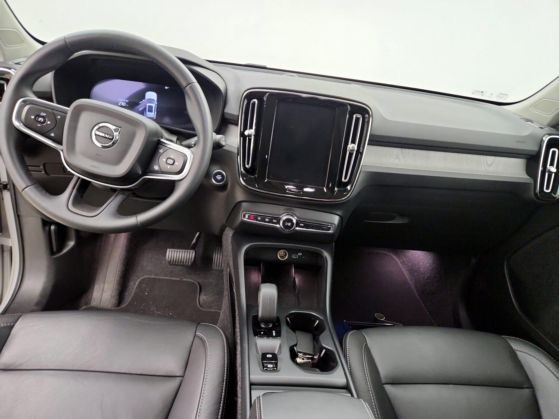 Thumbnail: 2025 Volvo XC40 - 9