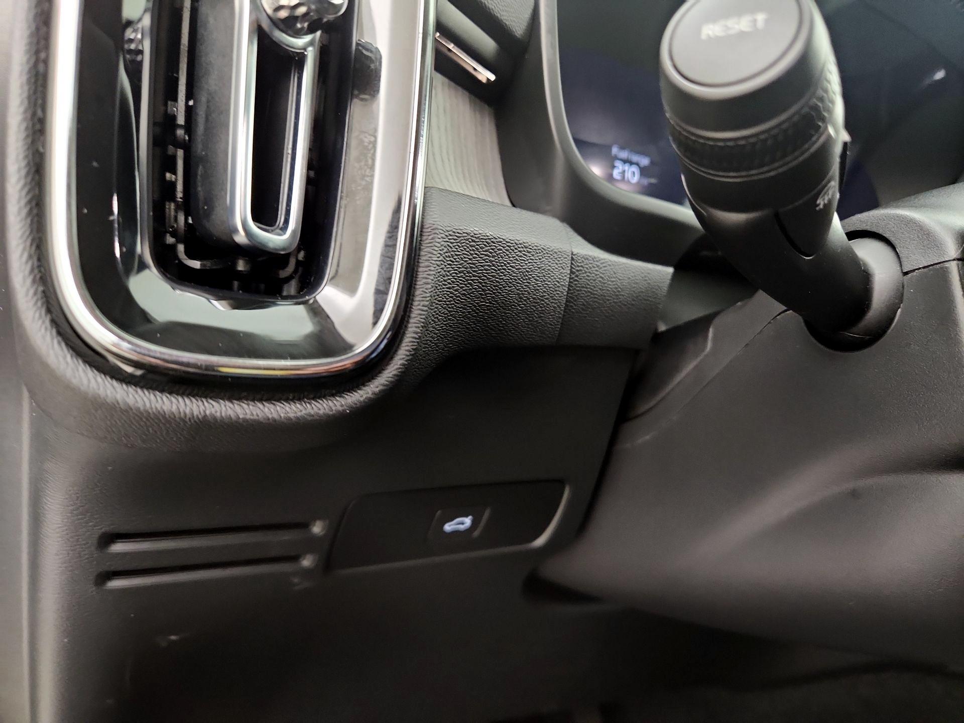 Thumbnail: 2025 Volvo XC40 - 13