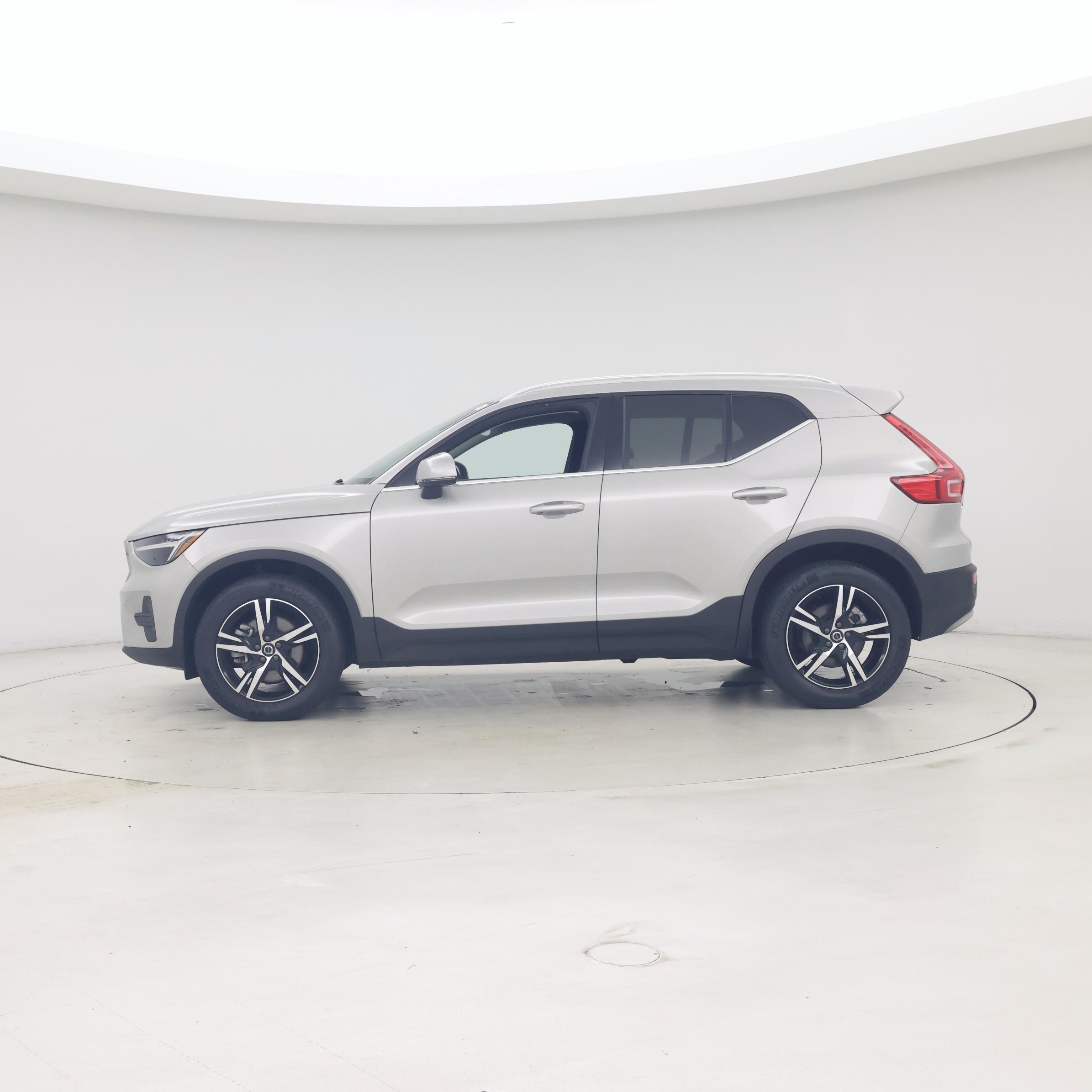 Thumbnail: 2025 Volvo XC40 - 3