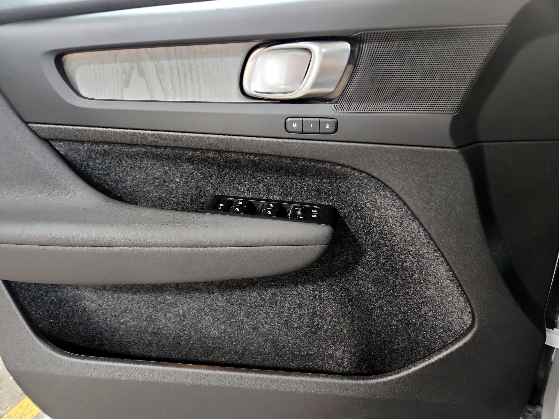 Thumbnail: 2025 Volvo XC40 - 12