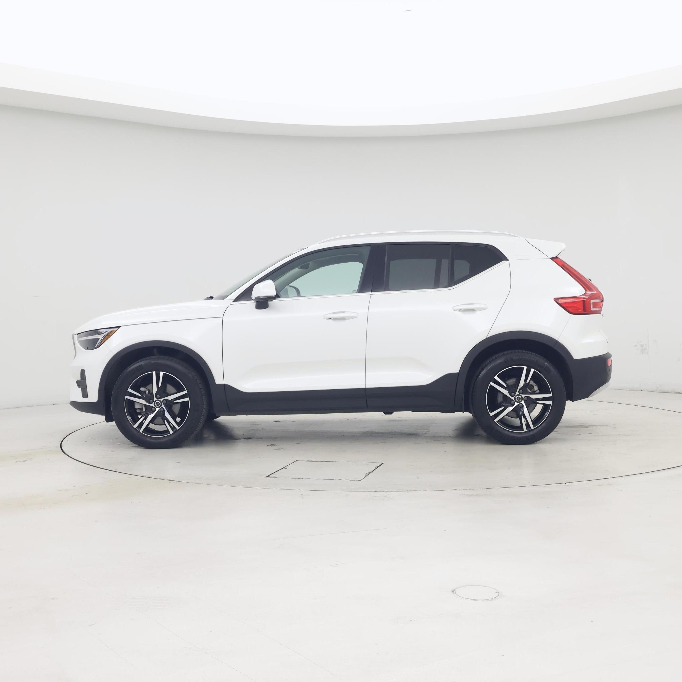 Thumbnail: 2025 Volvo XC40 - 3
