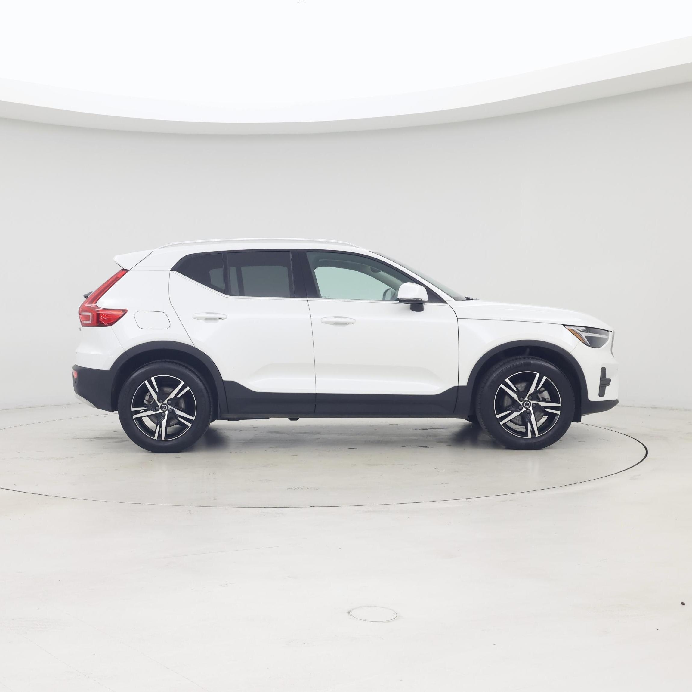 Thumbnail: 2025 Volvo XC40 - 7
