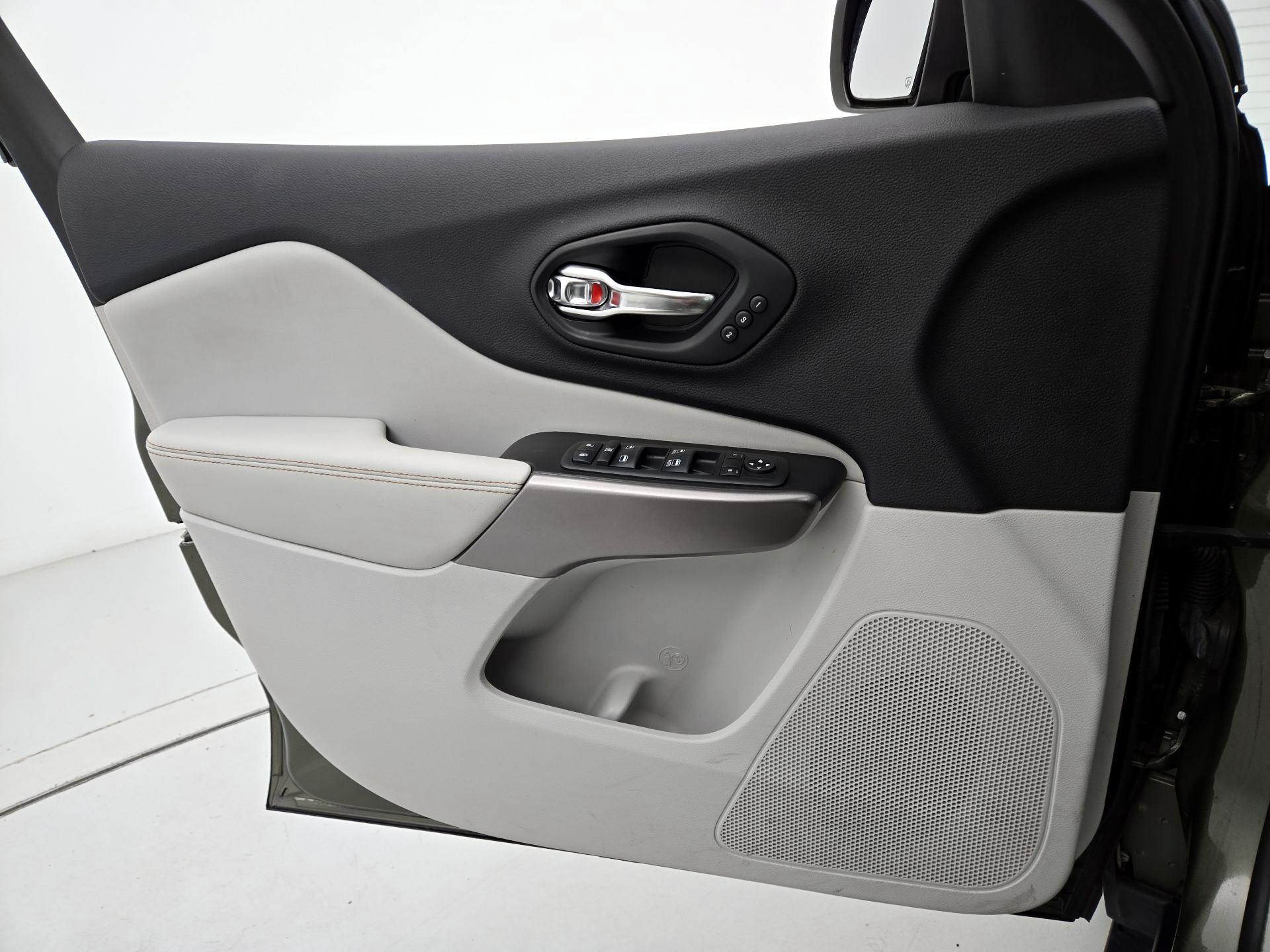 Thumbnail: 2019 Jeep Cherokee - 12