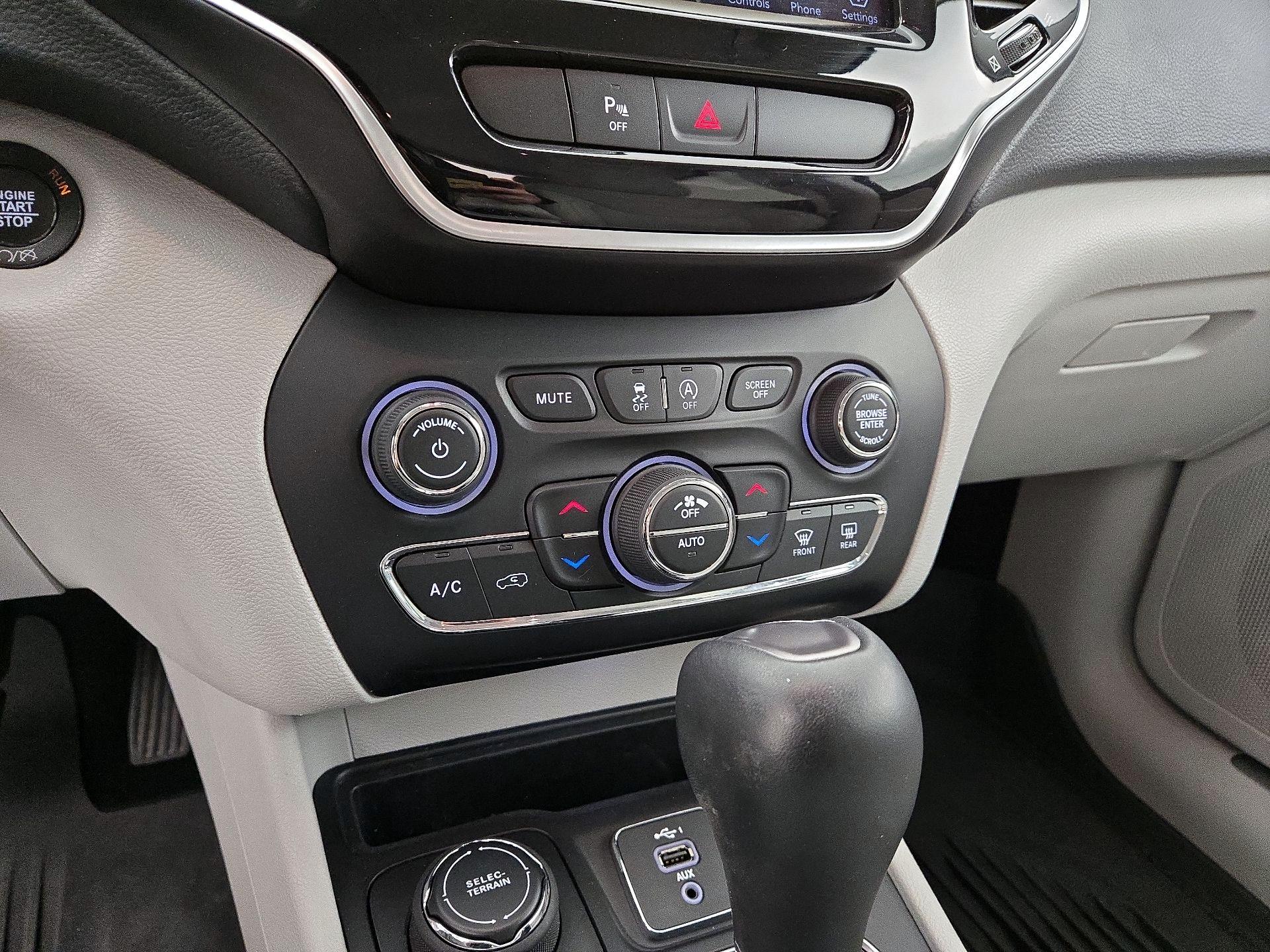 Thumbnail: 2019 Jeep Cherokee - 16