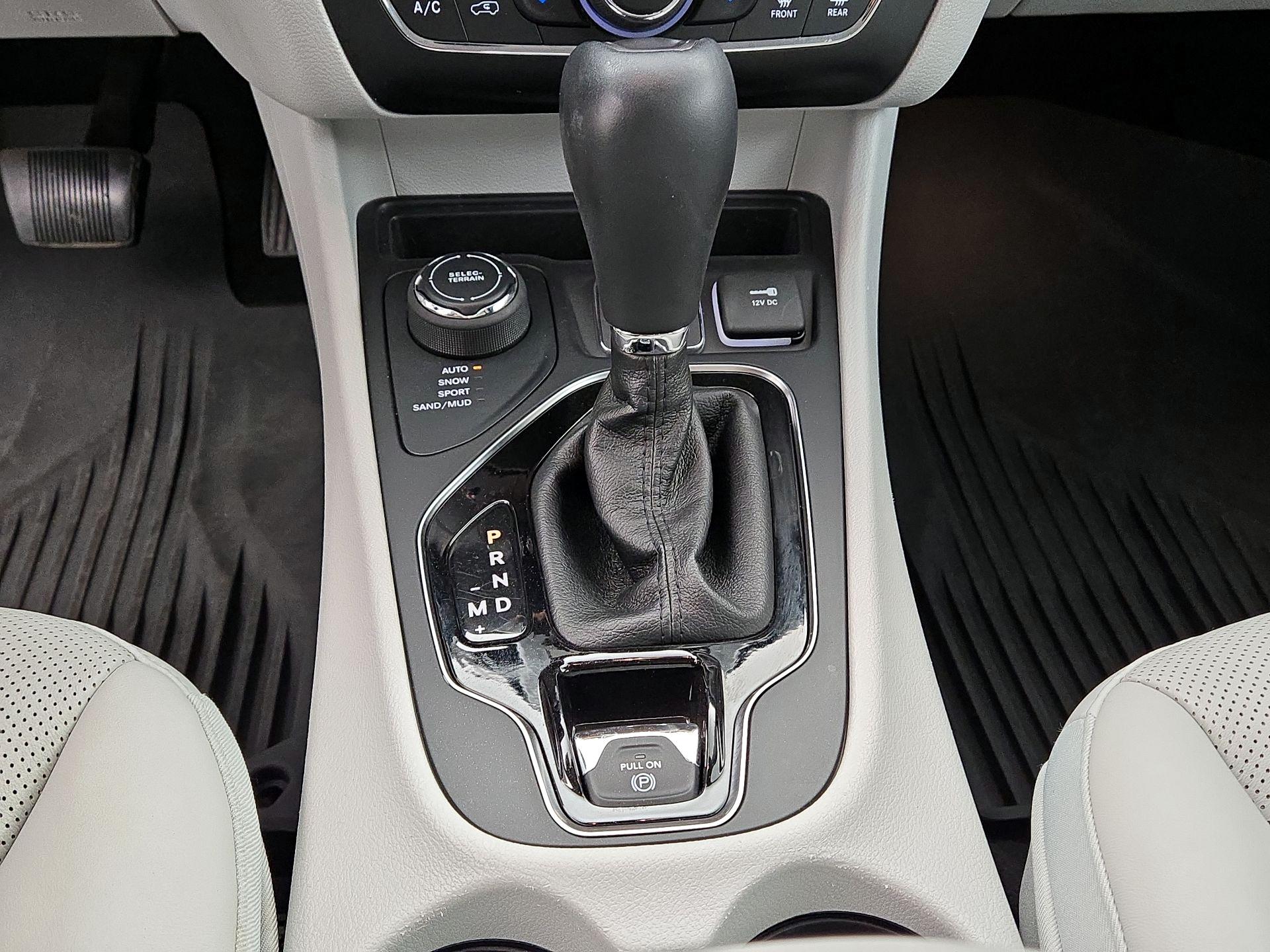 Thumbnail: 2019 Jeep Cherokee - 17