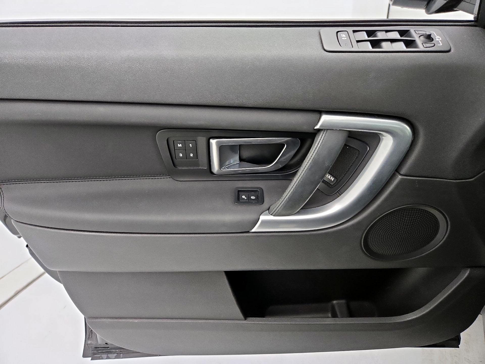 Thumbnail: 2017 Land Rover Discovery Sport - 12