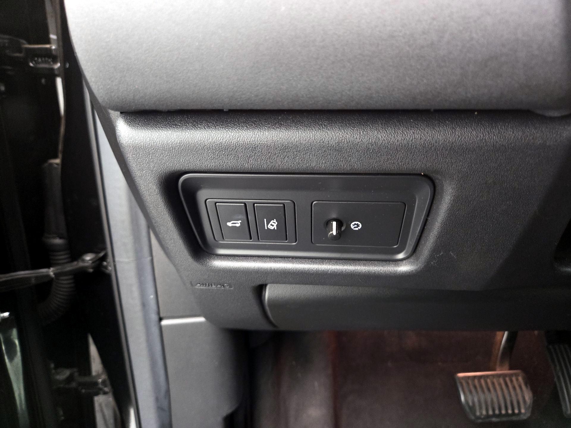 Thumbnail: 2017 Land Rover Discovery Sport - 13