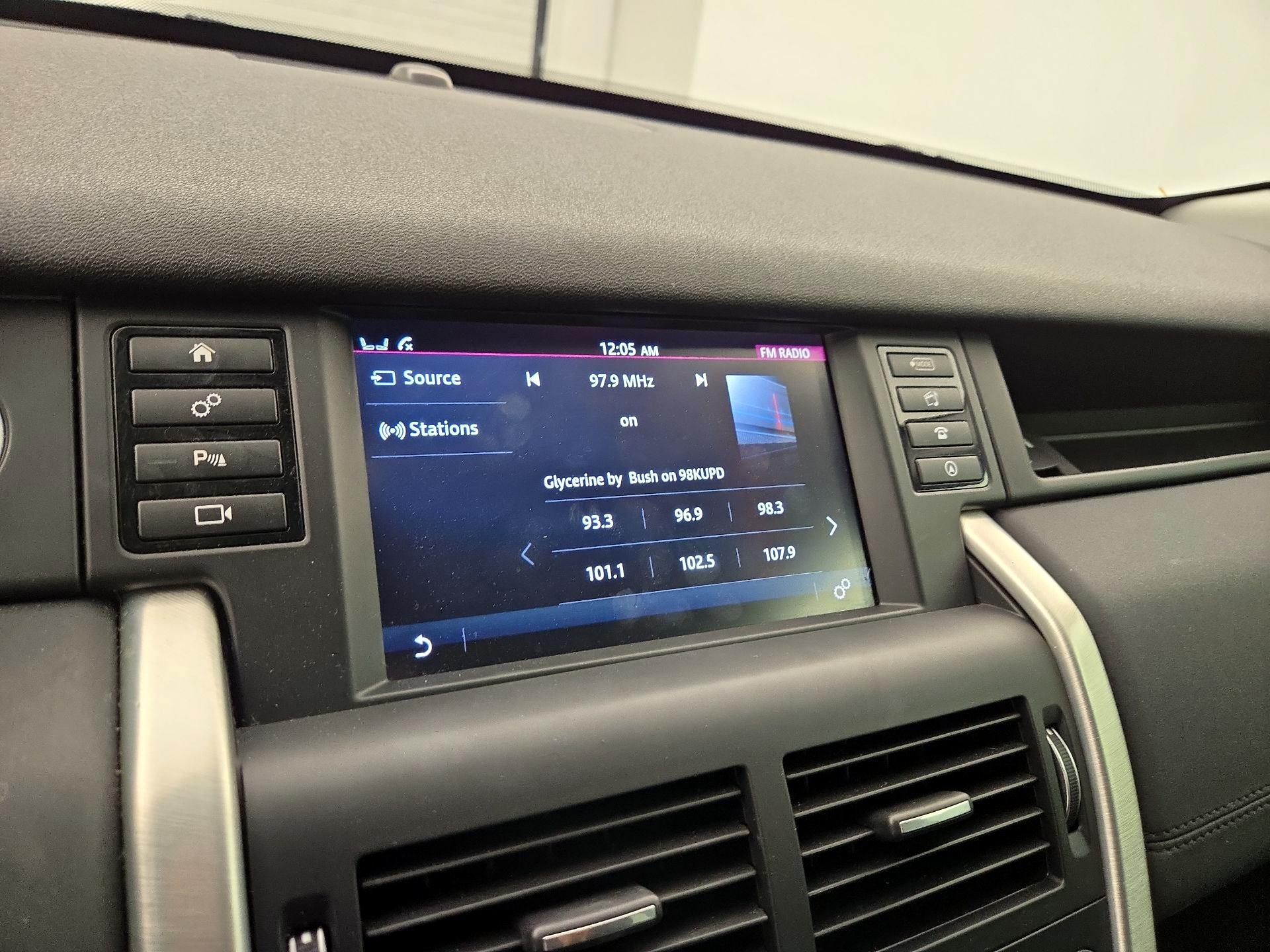 Thumbnail: 2017 Land Rover Discovery Sport - 16