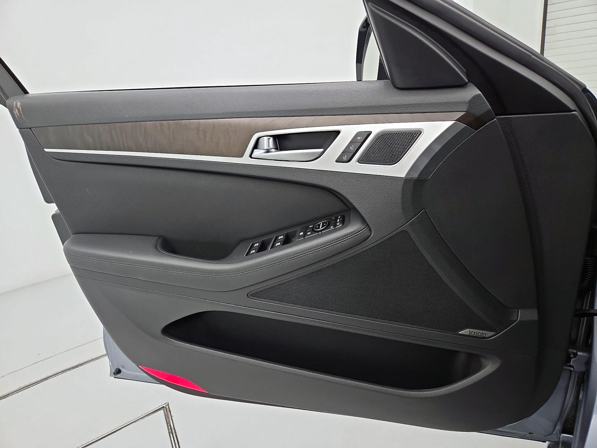 Thumbnail: 2017 Genesis G80 - 12