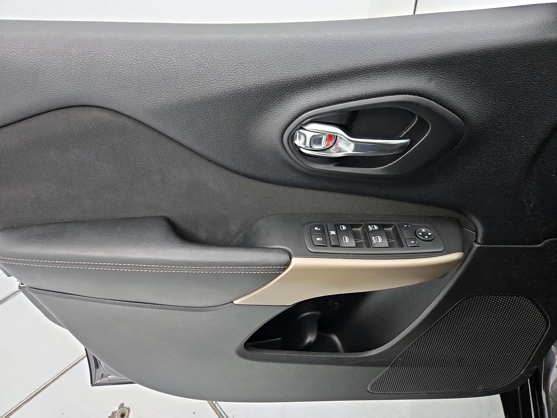 Thumbnail: 2018 Jeep Cherokee - 12