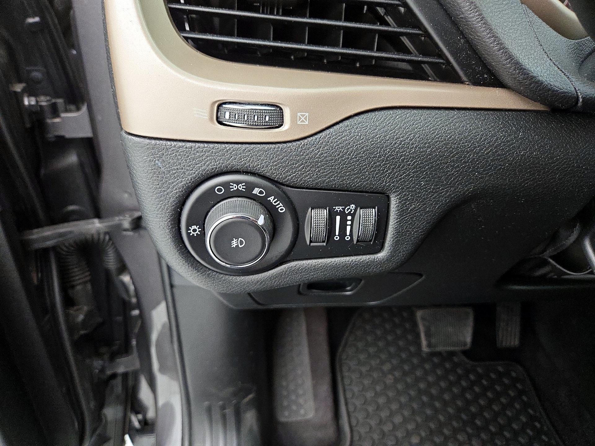 Thumbnail: 2018 Jeep Cherokee - 13