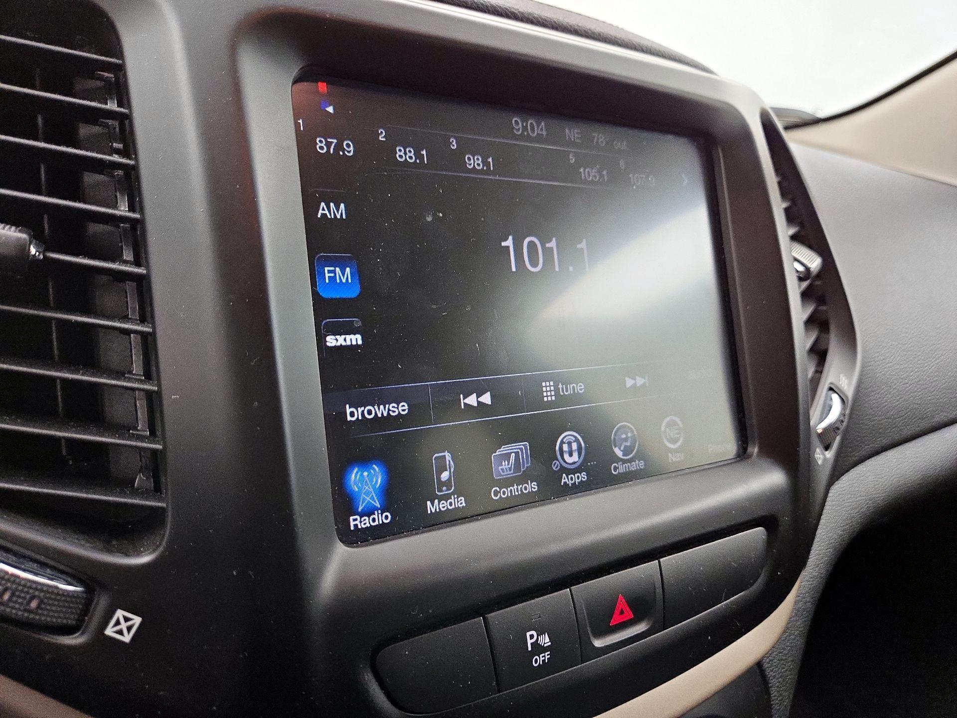 Thumbnail: 2018 Jeep Cherokee - 16