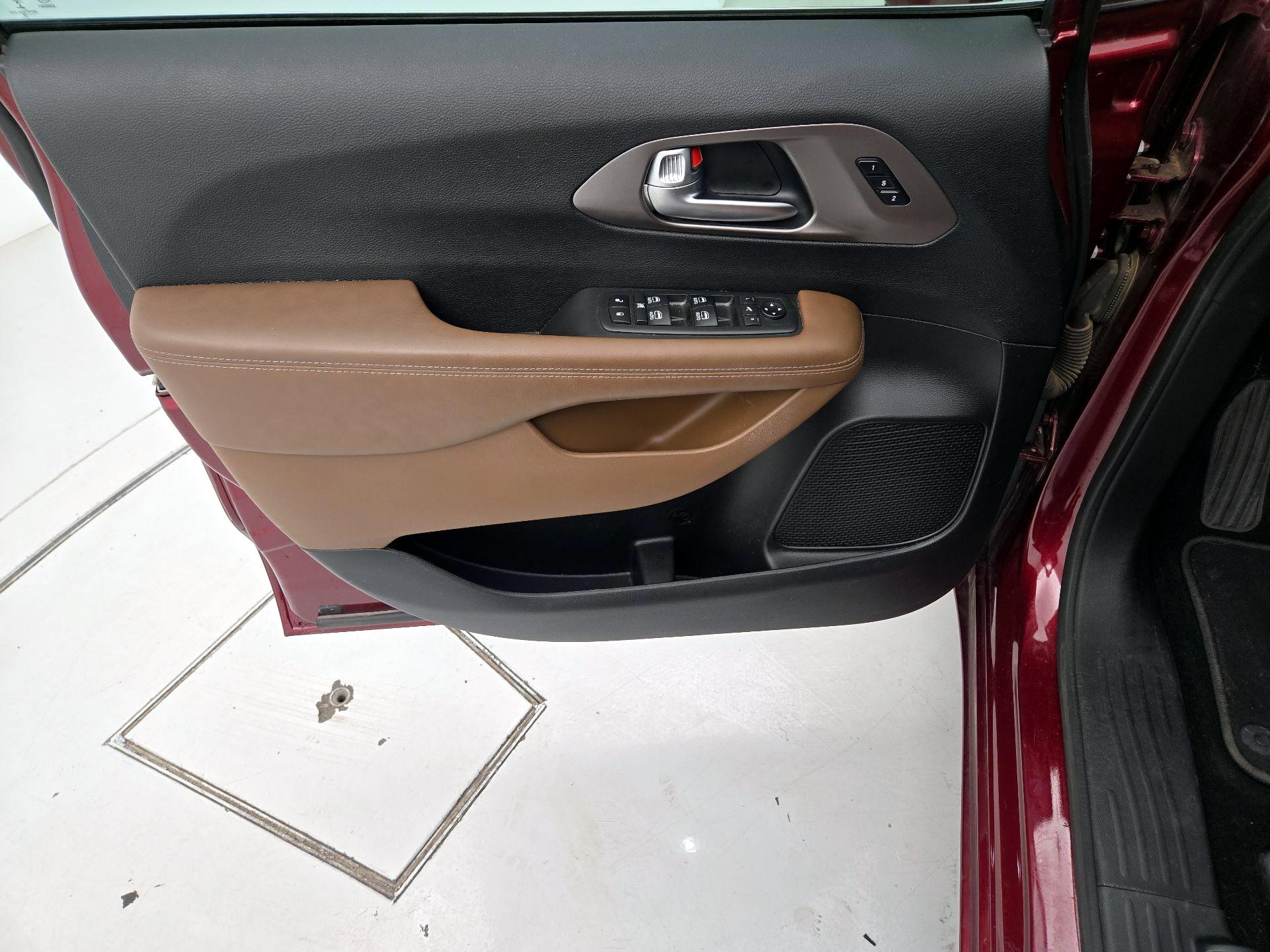 Thumbnail: 2018 Chrysler Pacifica - 12