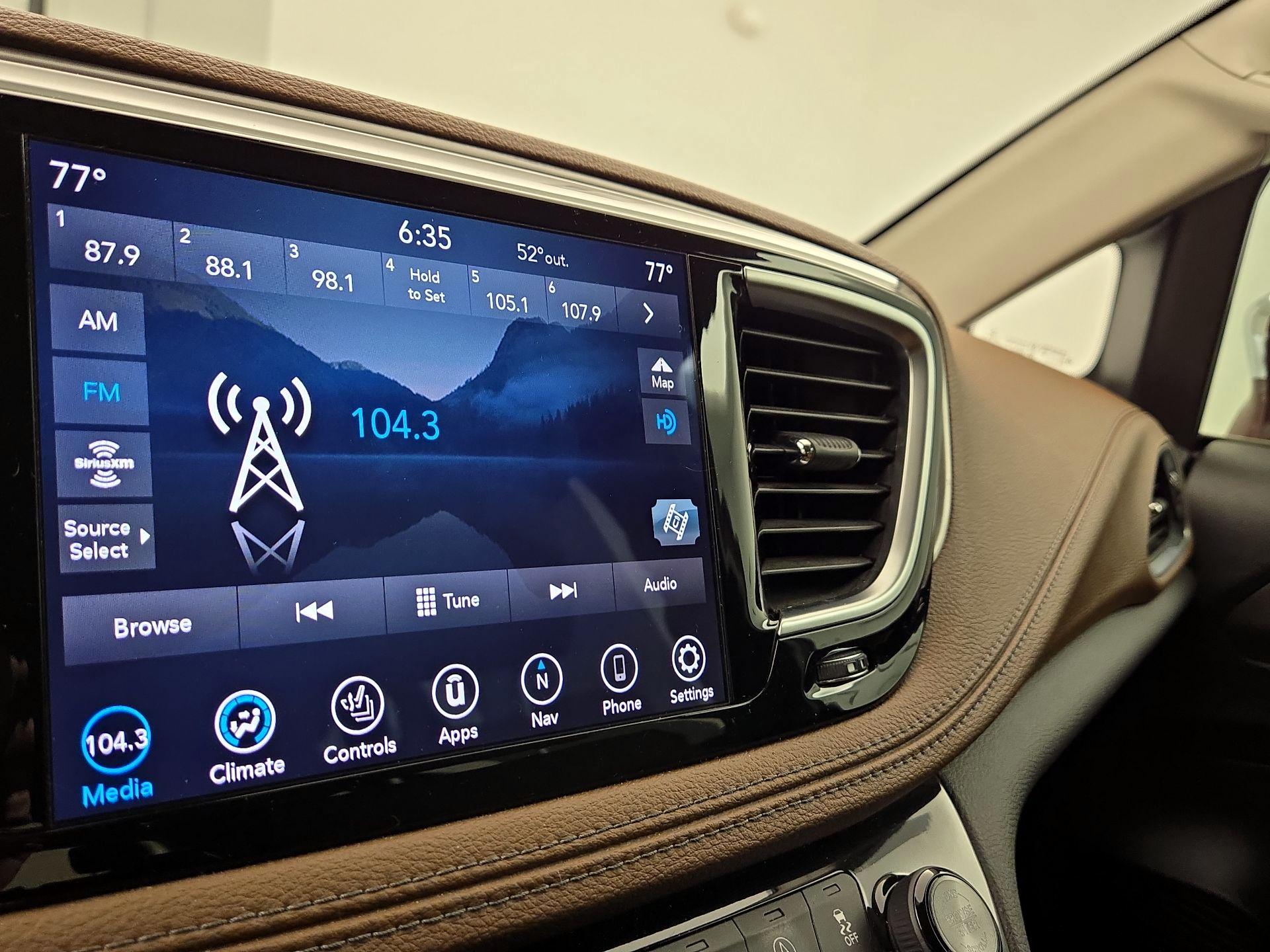 Thumbnail: 2018 Chrysler Pacifica - 16