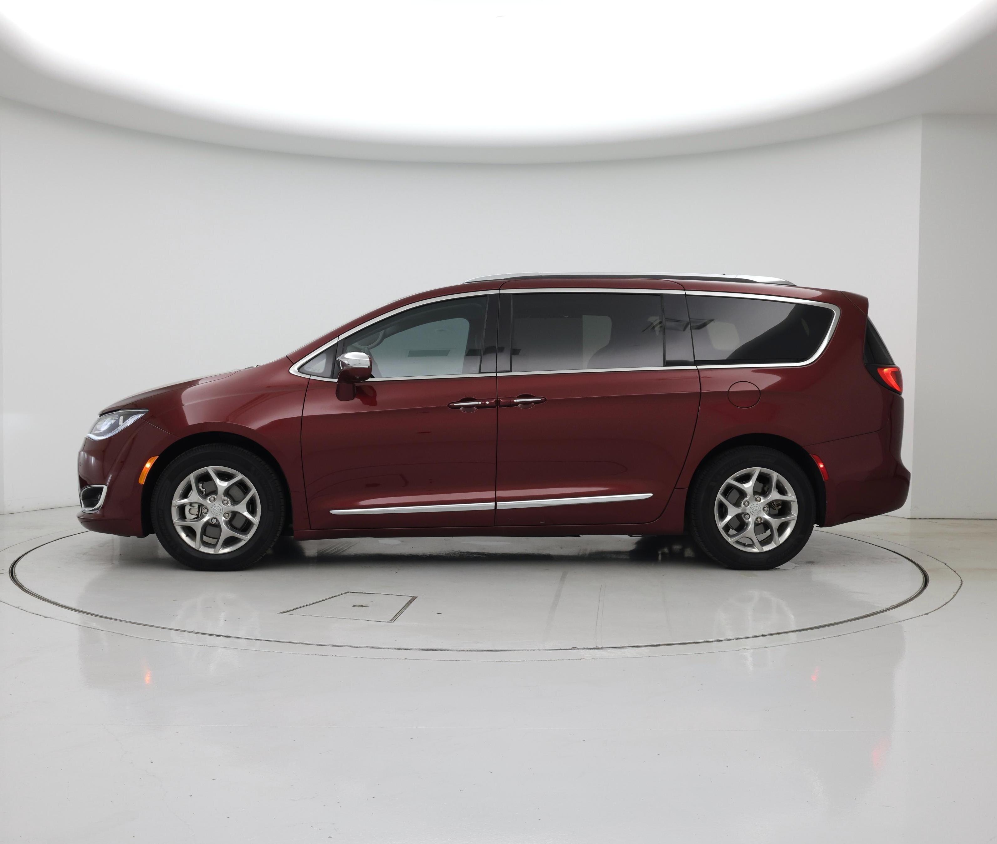 Thumbnail: 2018 Chrysler Pacifica - 3