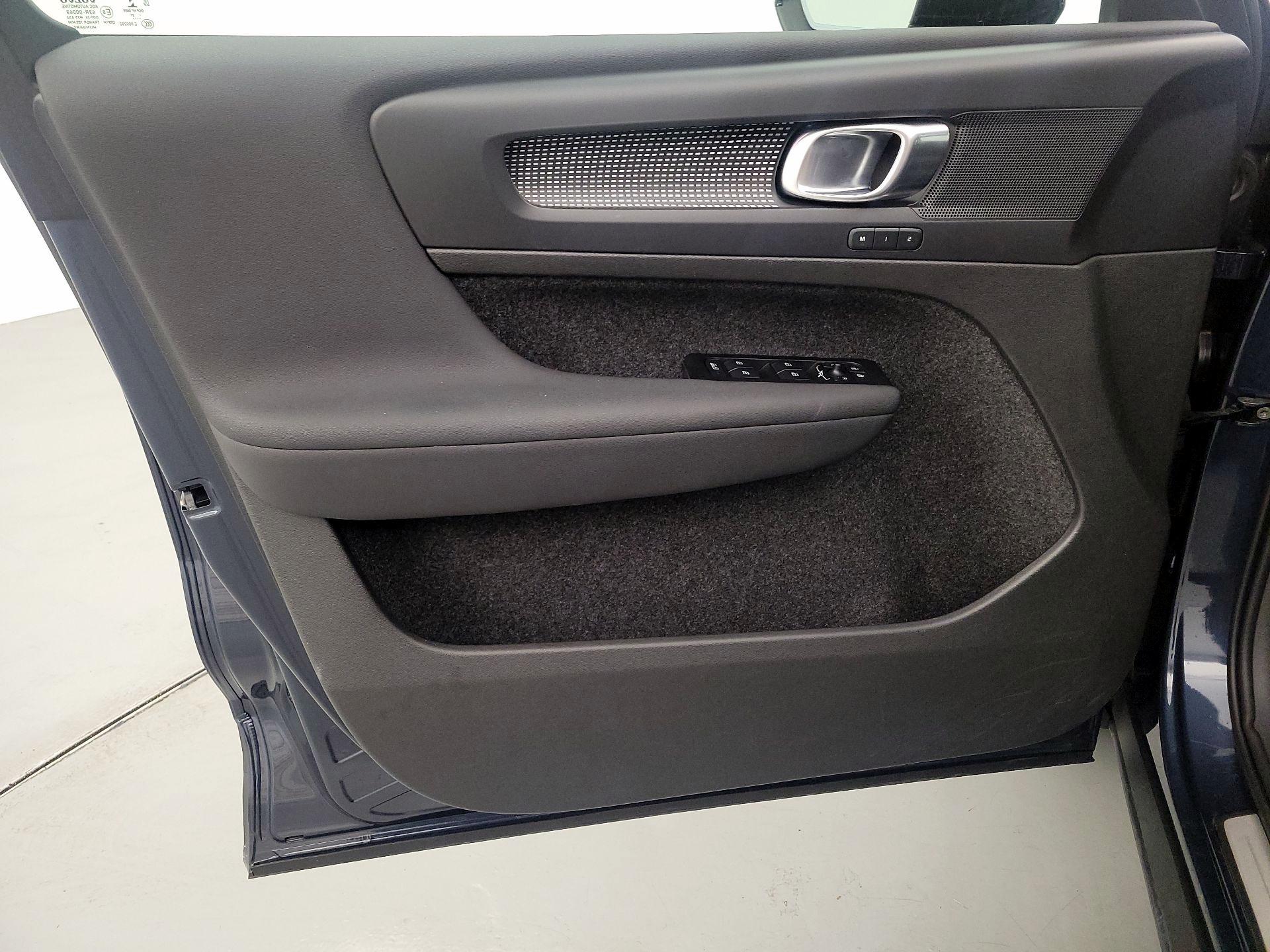 Thumbnail: 2022 Volvo XC40 - 12