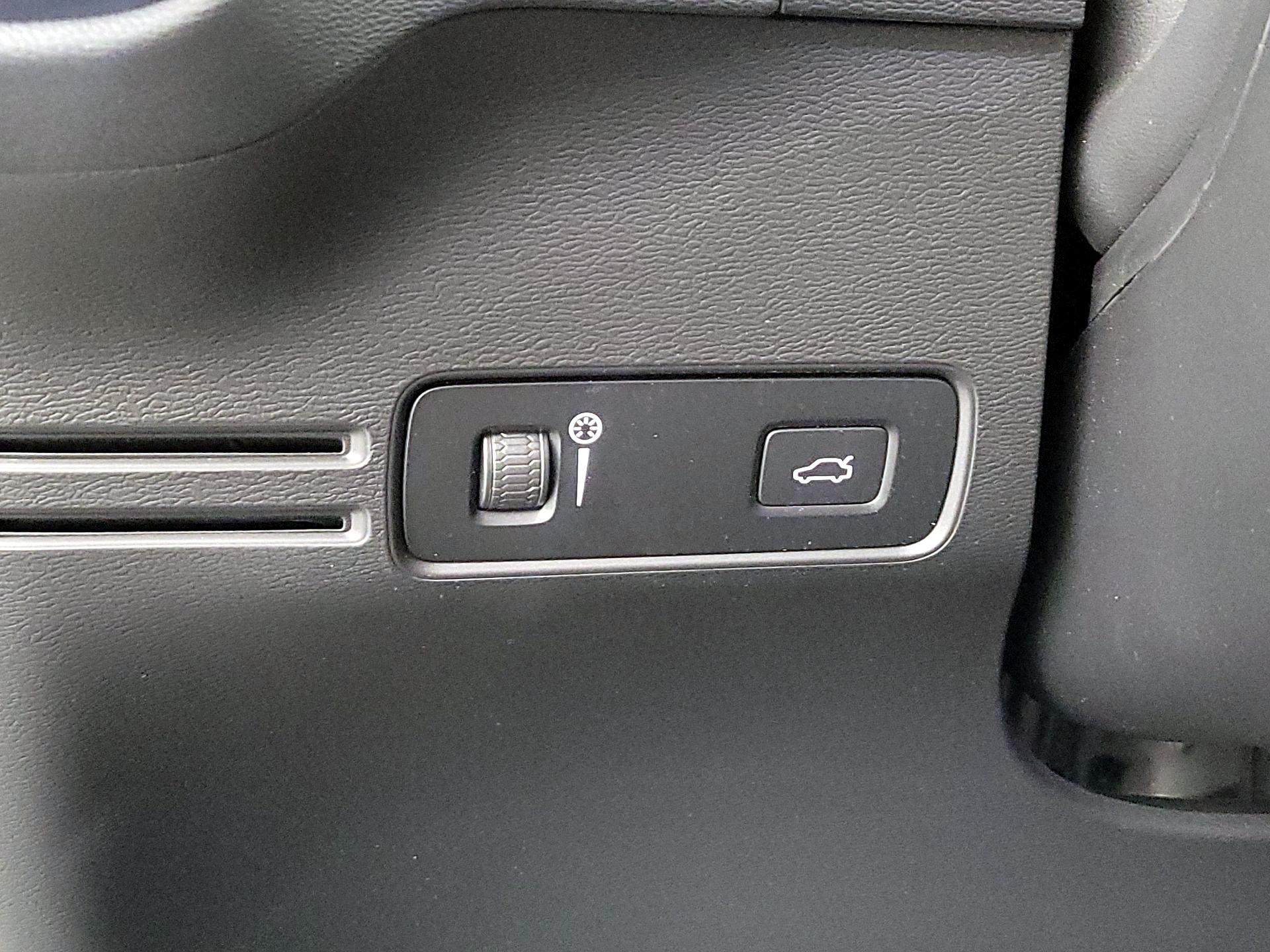 Thumbnail: 2022 Volvo XC40 - 13