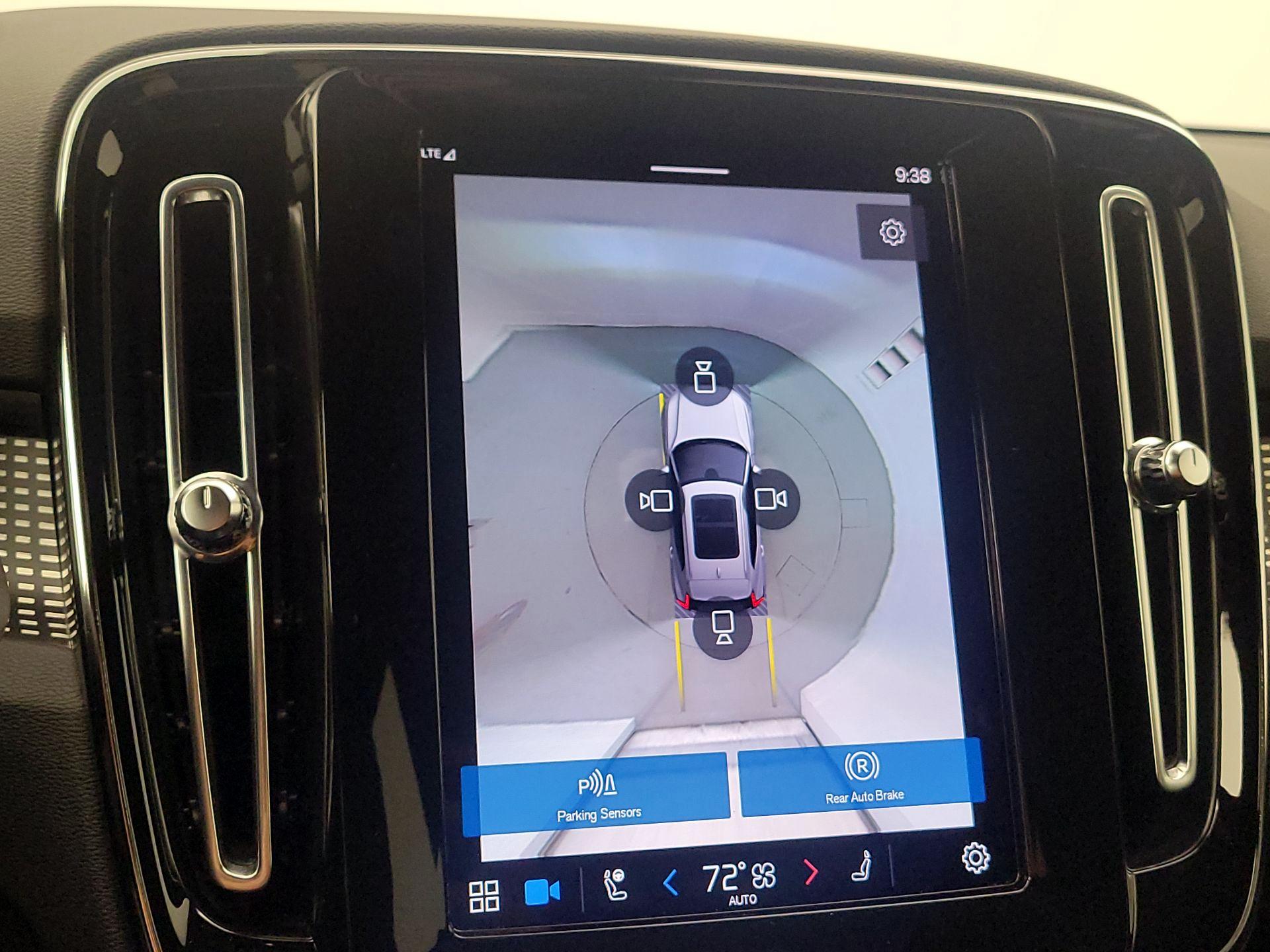 Thumbnail: 2022 Volvo XC40 - 14