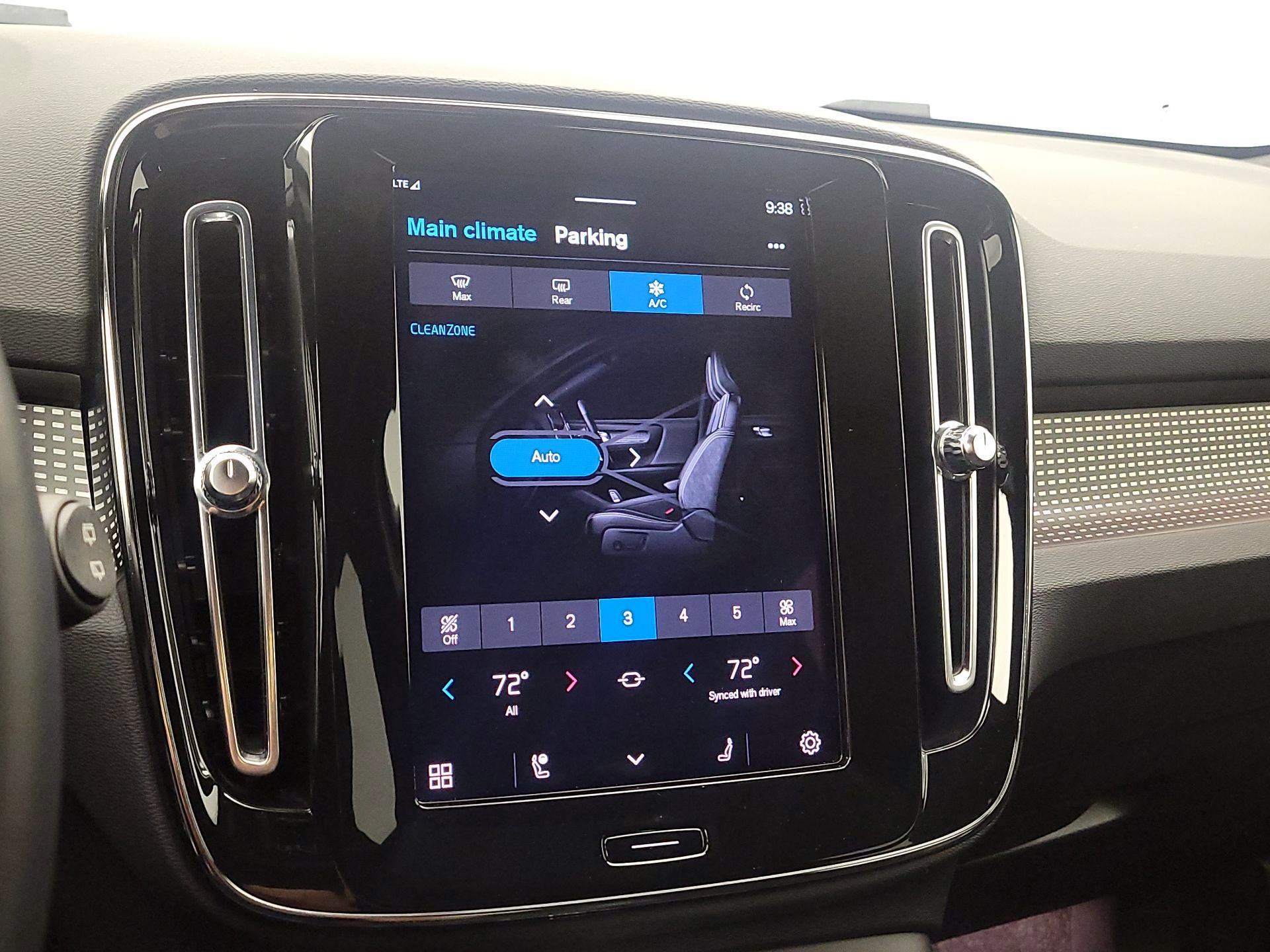 Thumbnail: 2022 Volvo XC40 - 16