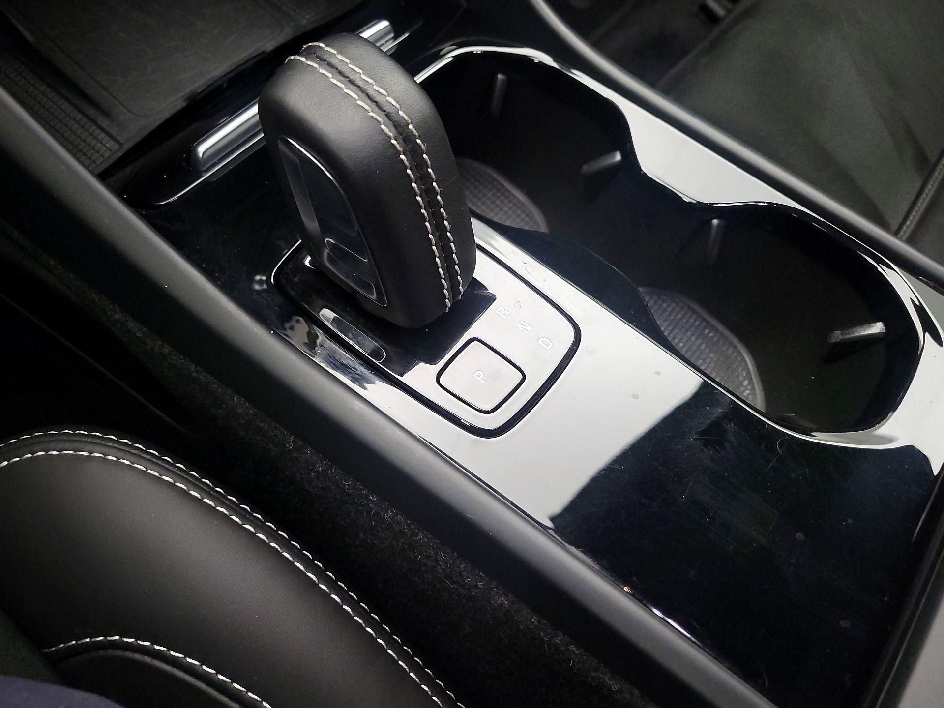 Thumbnail: 2022 Volvo XC40 - 17