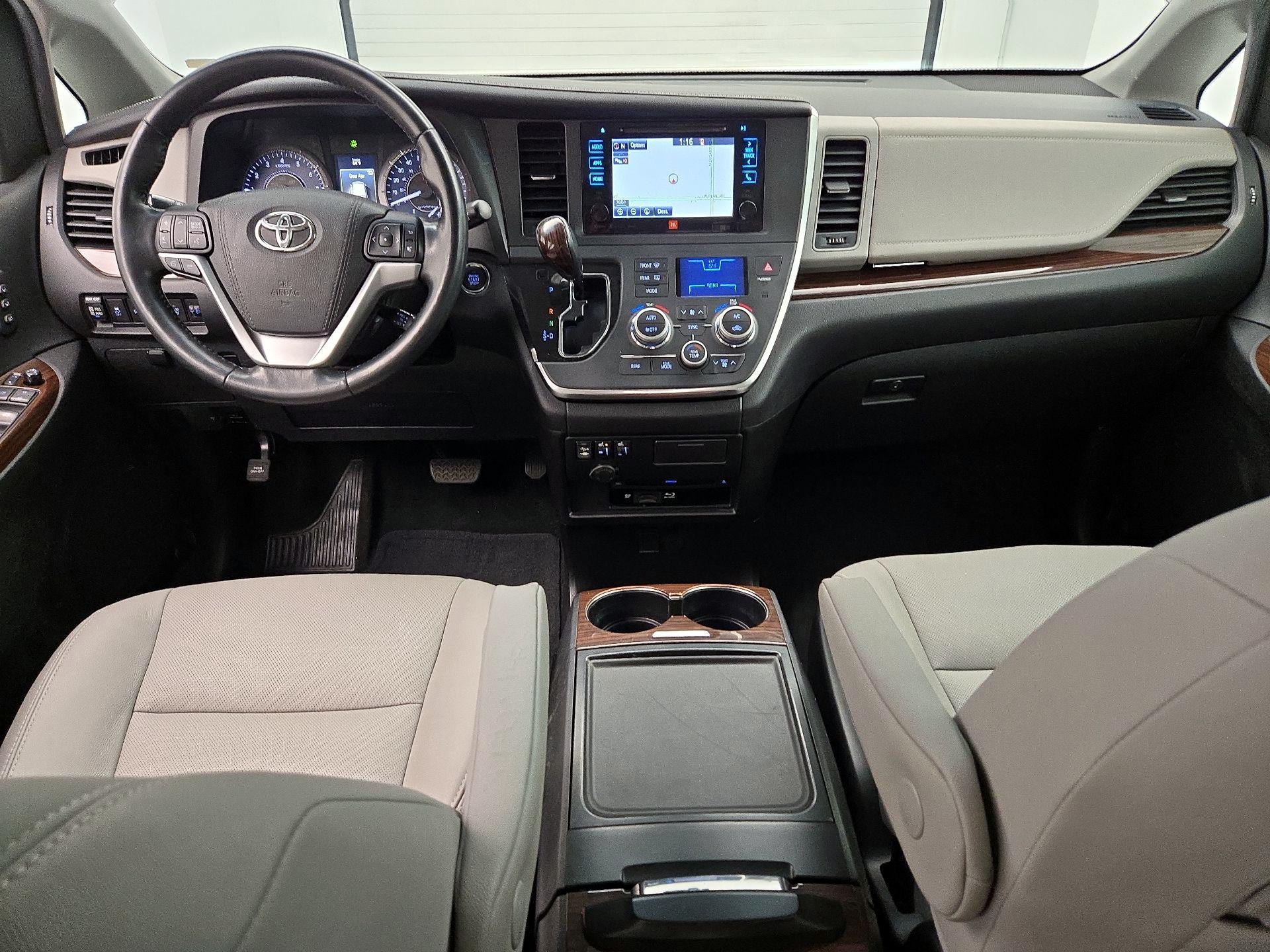 Thumbnail: 2017 Toyota Sienna - 9