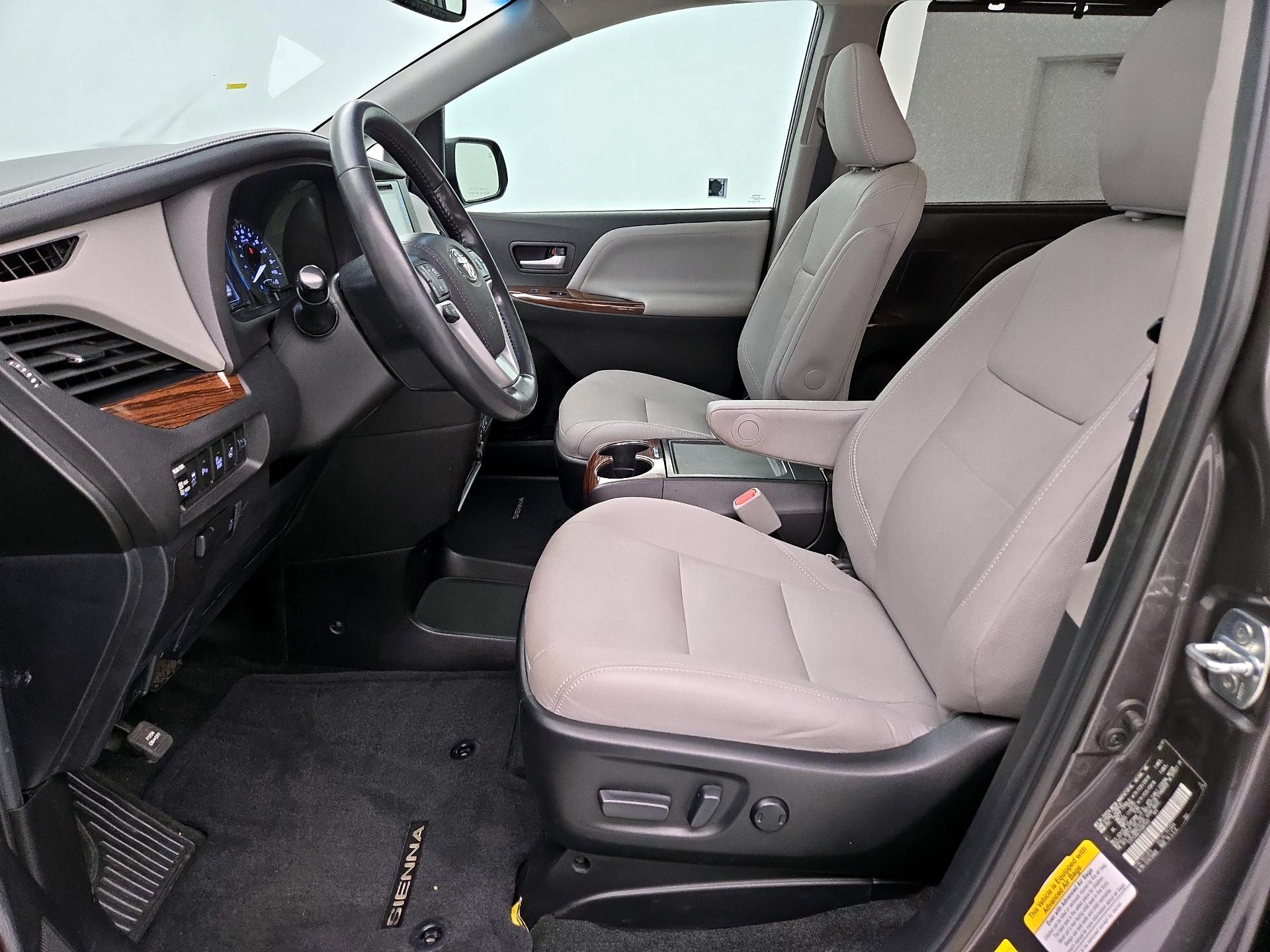 Thumbnail: 2017 Toyota Sienna - 11