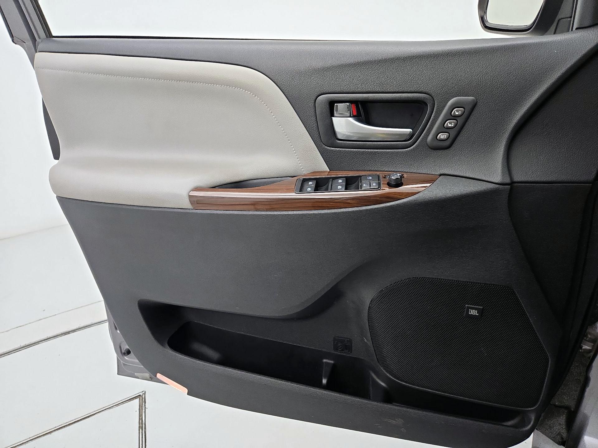 Thumbnail: 2017 Toyota Sienna - 12