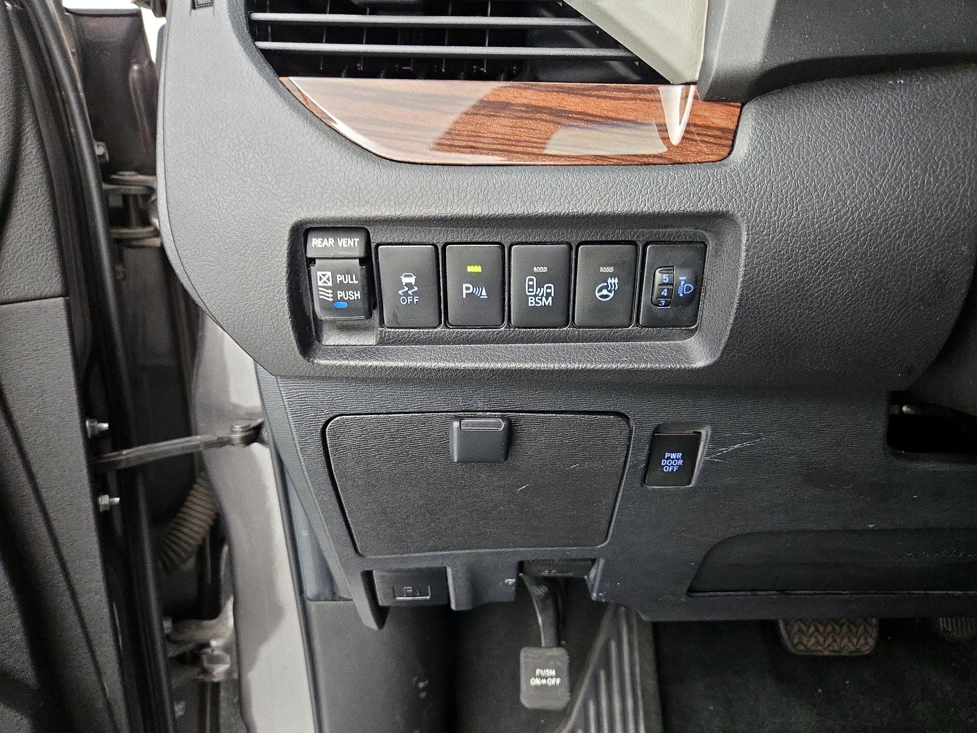 Thumbnail: 2017 Toyota Sienna - 13