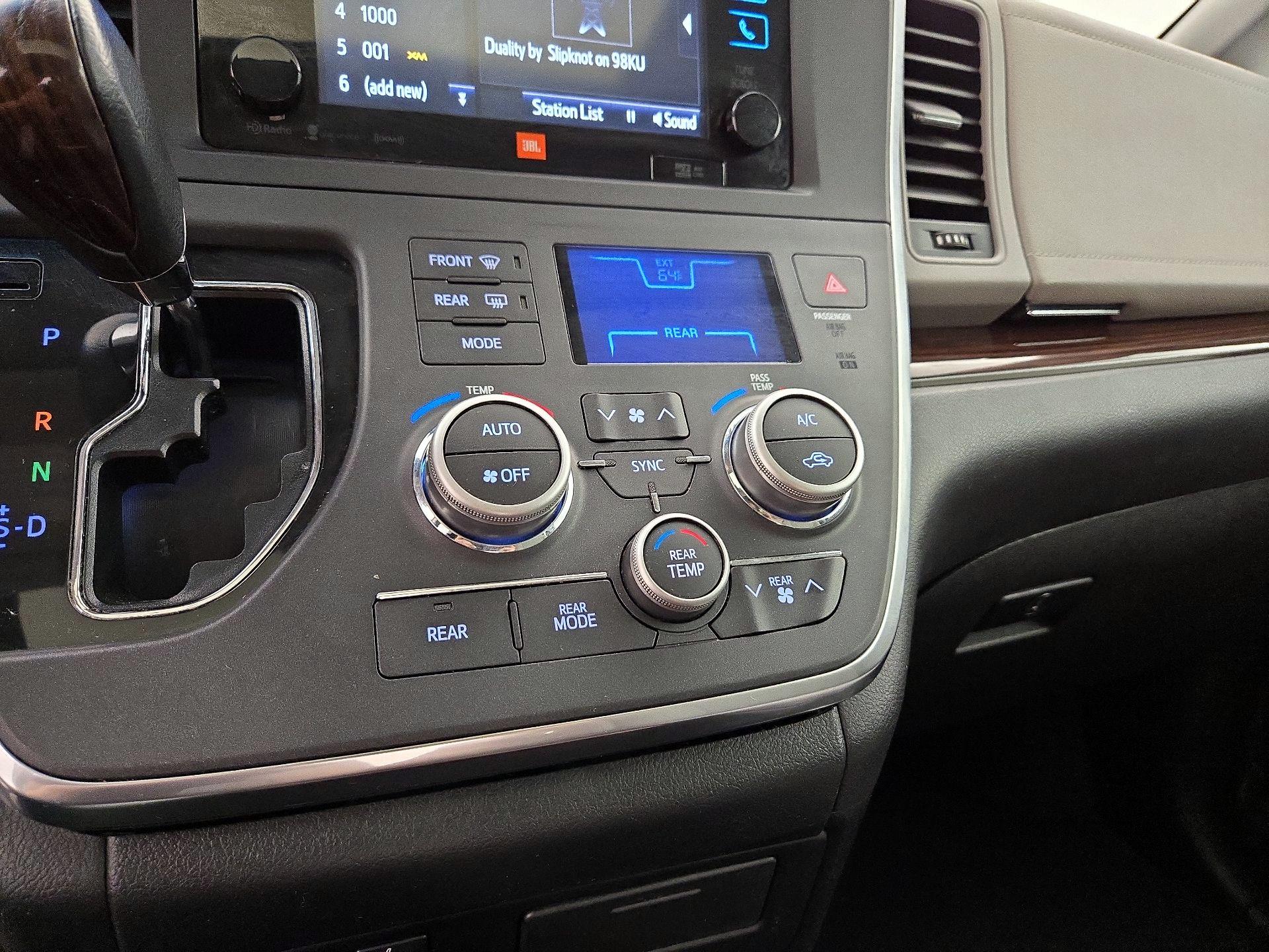 Thumbnail: 2017 Toyota Sienna - 17