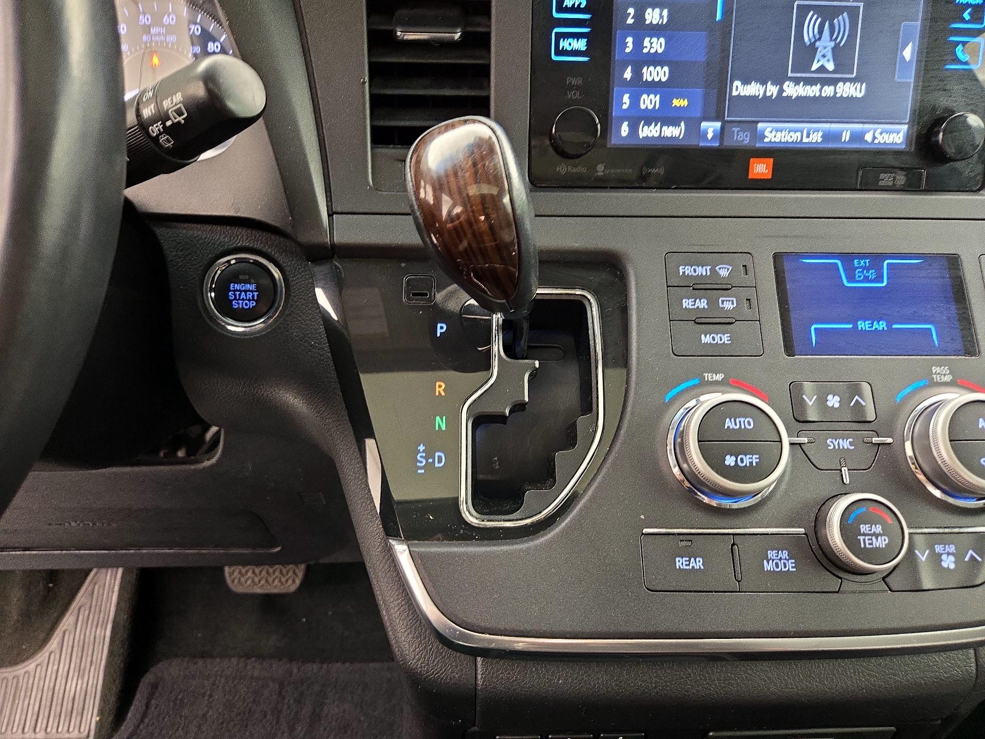 Thumbnail: 2017 Toyota Sienna - 18