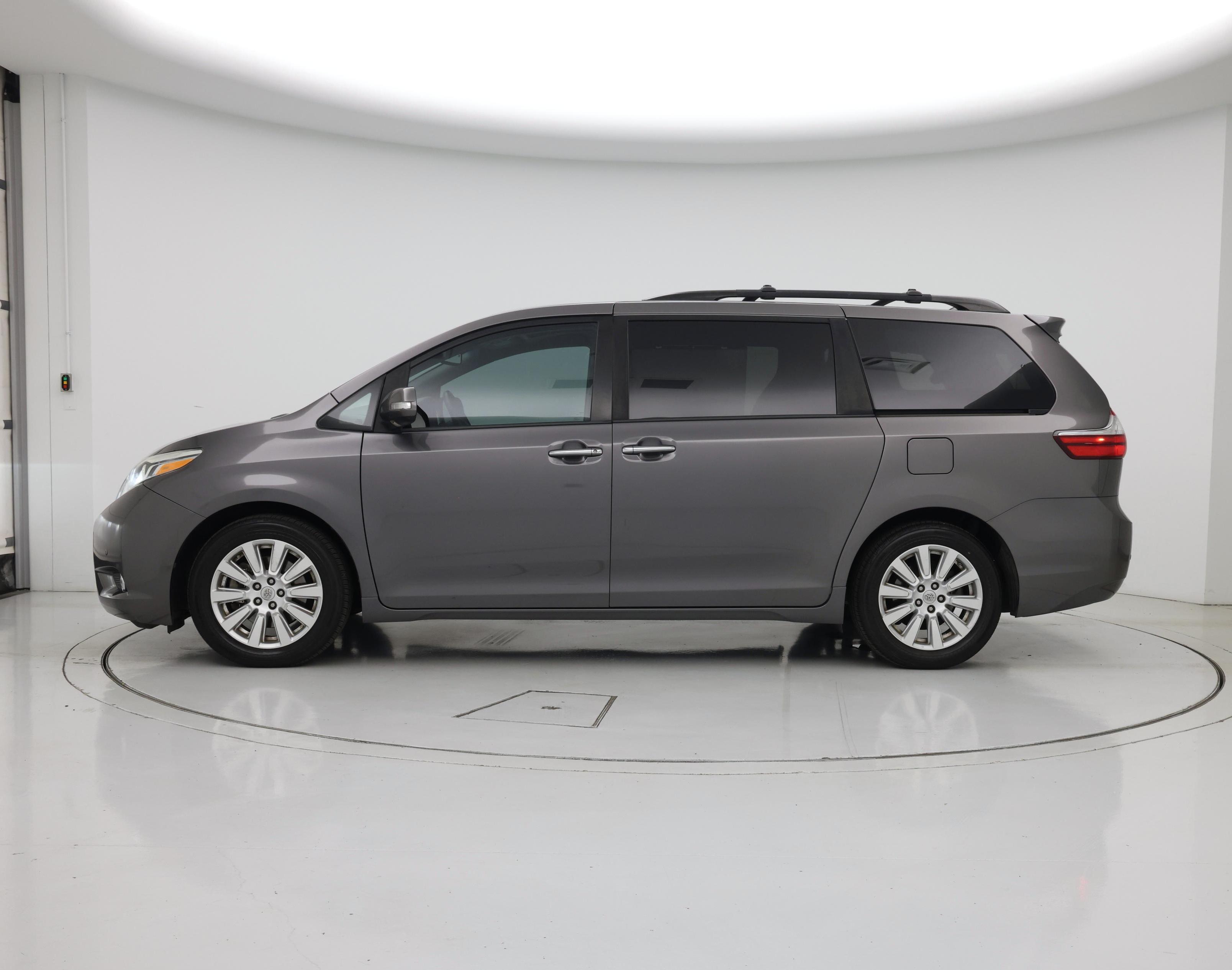 Thumbnail: 2017 Toyota Sienna - 3
