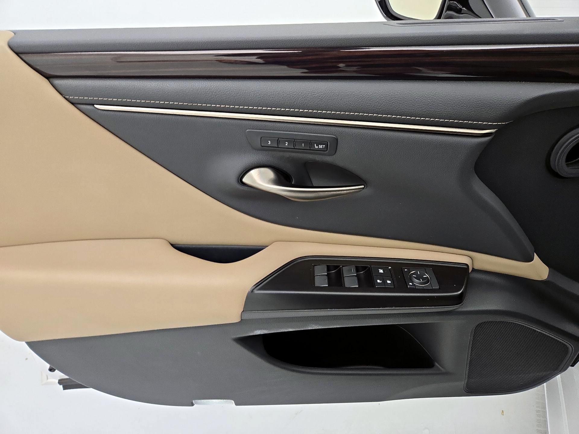 Thumbnail: 2019 Lexus ES - 10