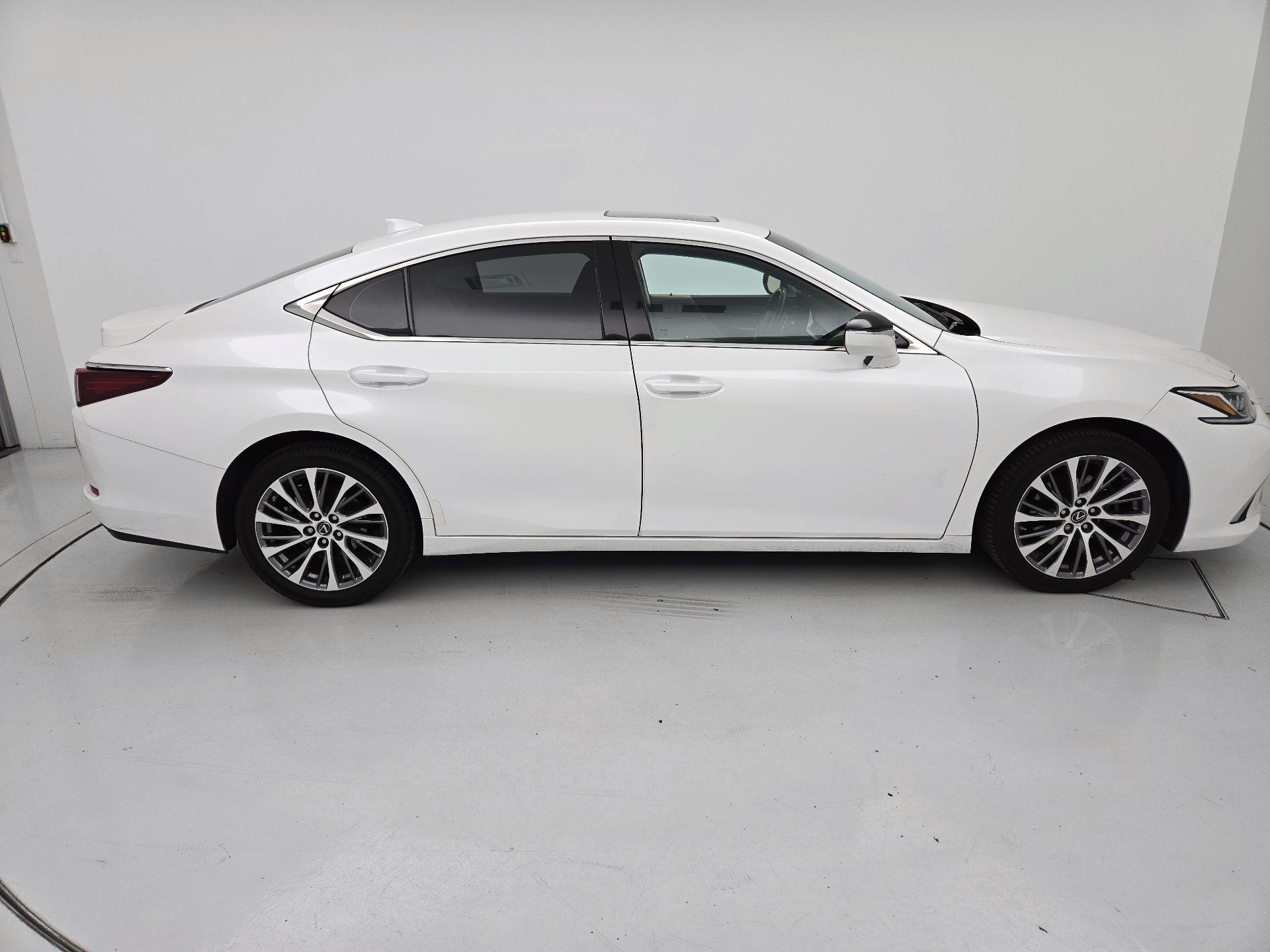 Thumbnail: 2019 Lexus ES - 4