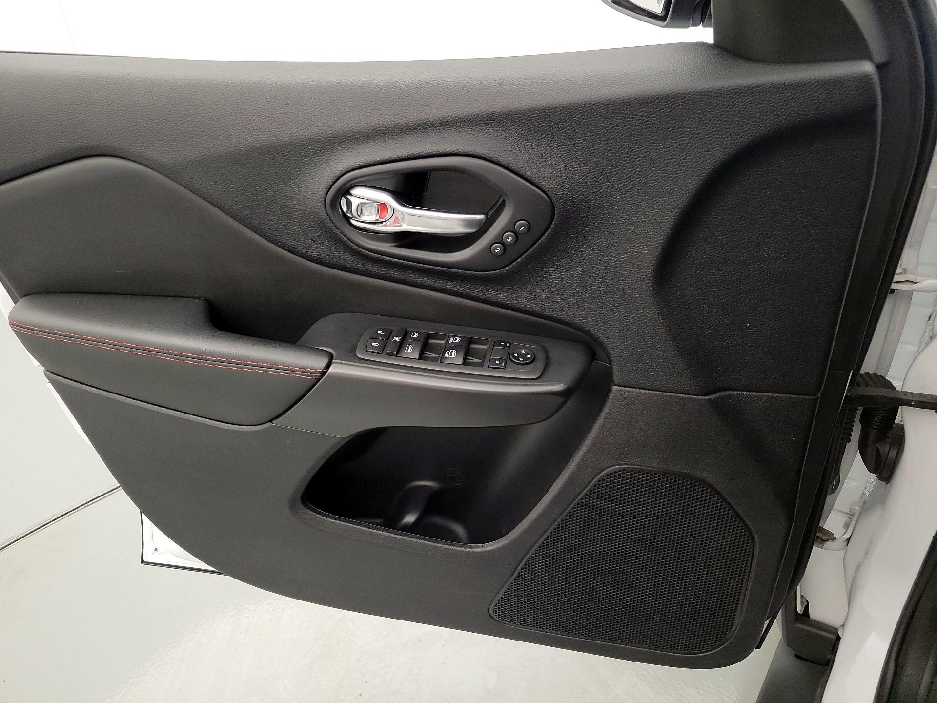 Thumbnail: 2021 Jeep Cherokee - 12