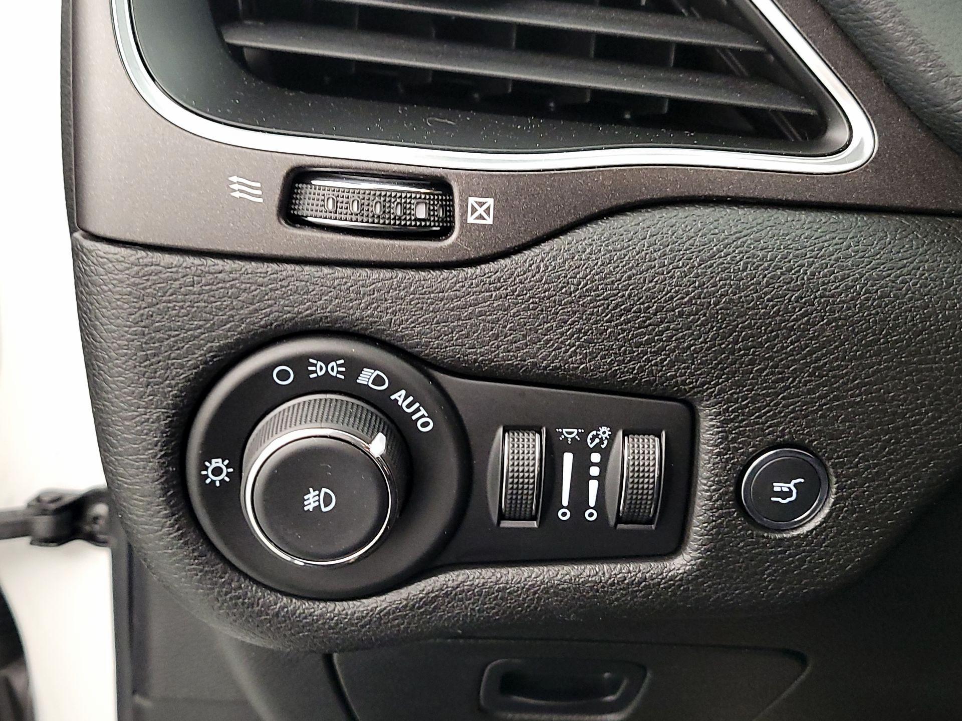 Thumbnail: 2021 Jeep Cherokee - 13