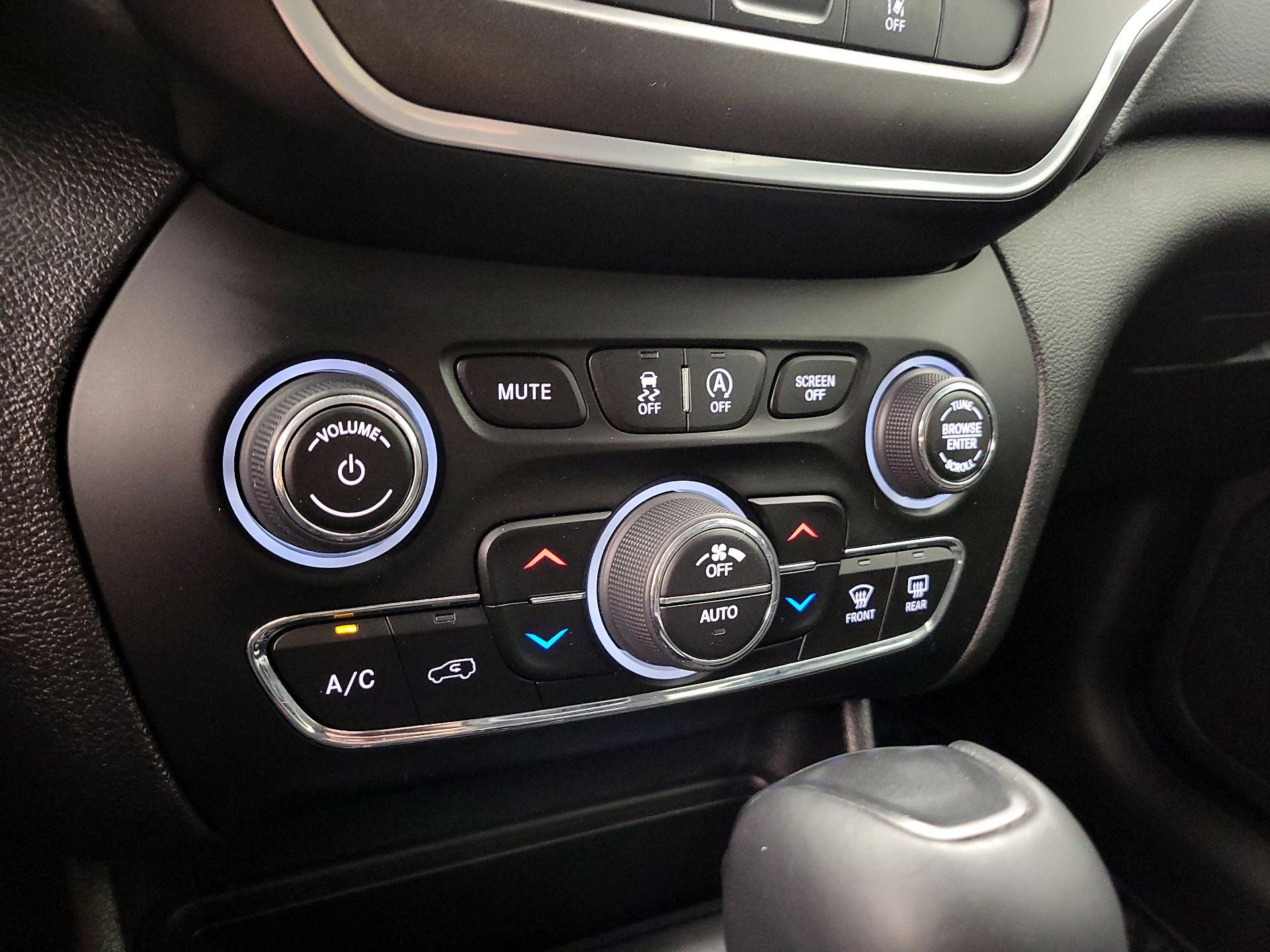 Thumbnail: 2021 Jeep Cherokee - 17