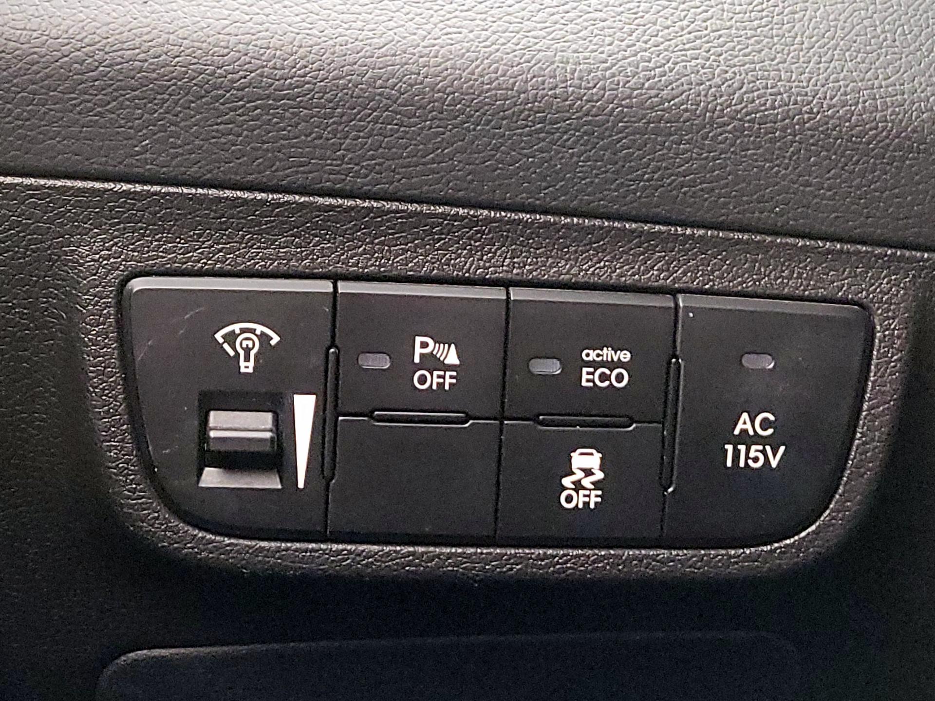 Thumbnail: 2016 Hyundai Veloster - 13