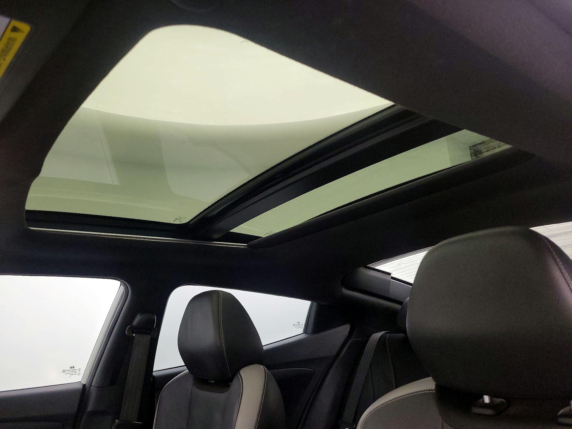 Thumbnail: 2016 Hyundai Veloster - 20