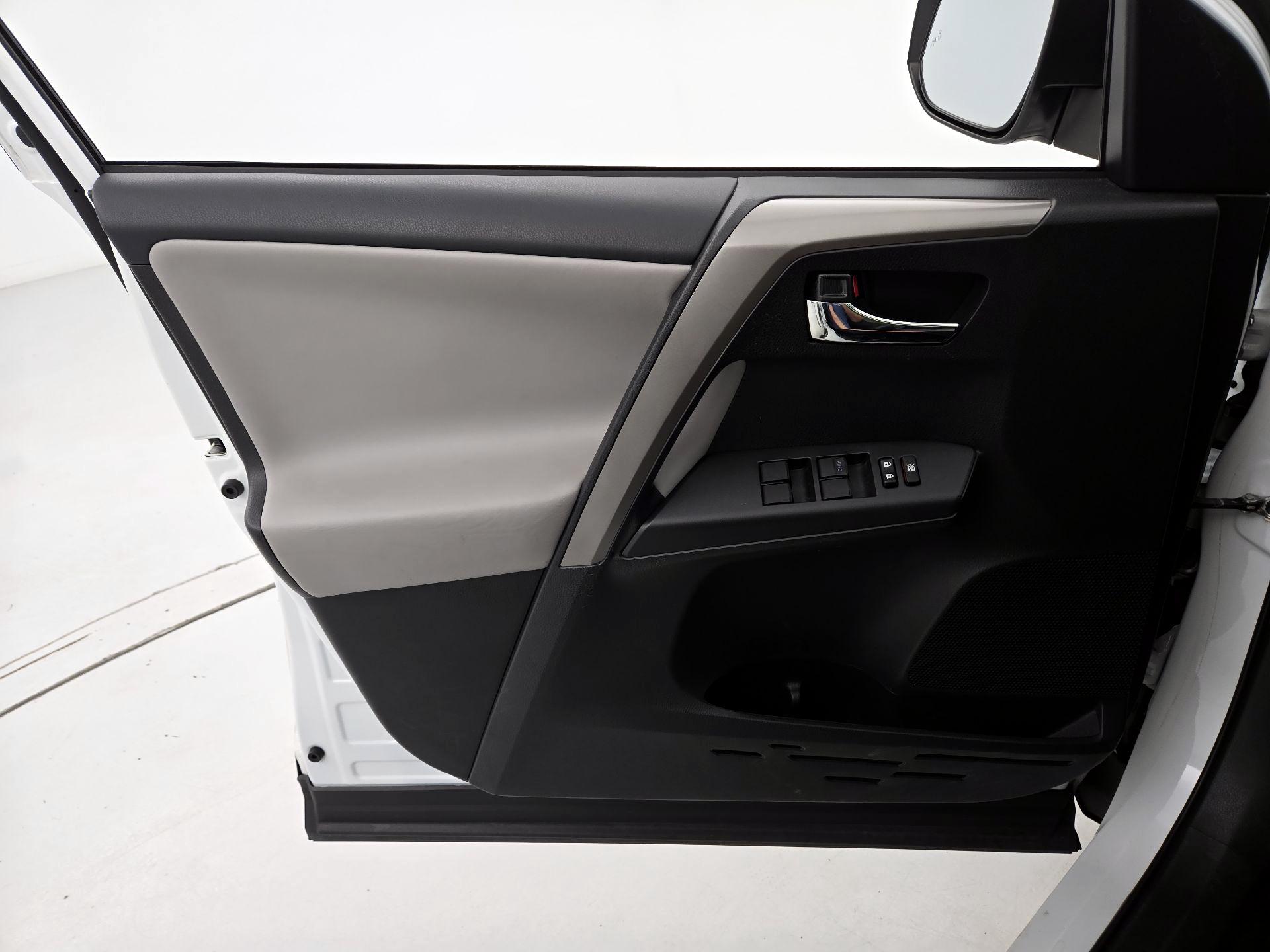 Thumbnail: 2018 Toyota RAV4 - 12