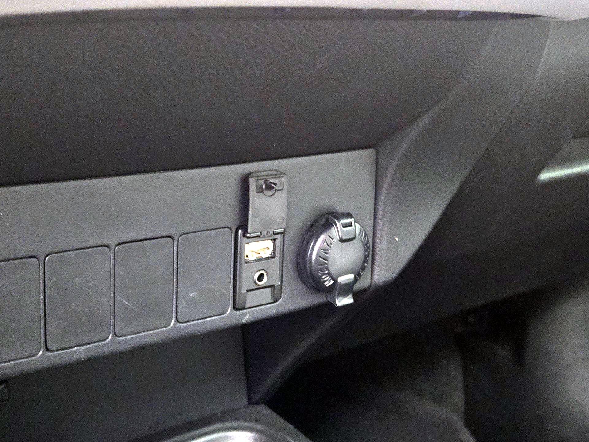 Thumbnail: 2018 Toyota RAV4 - 18