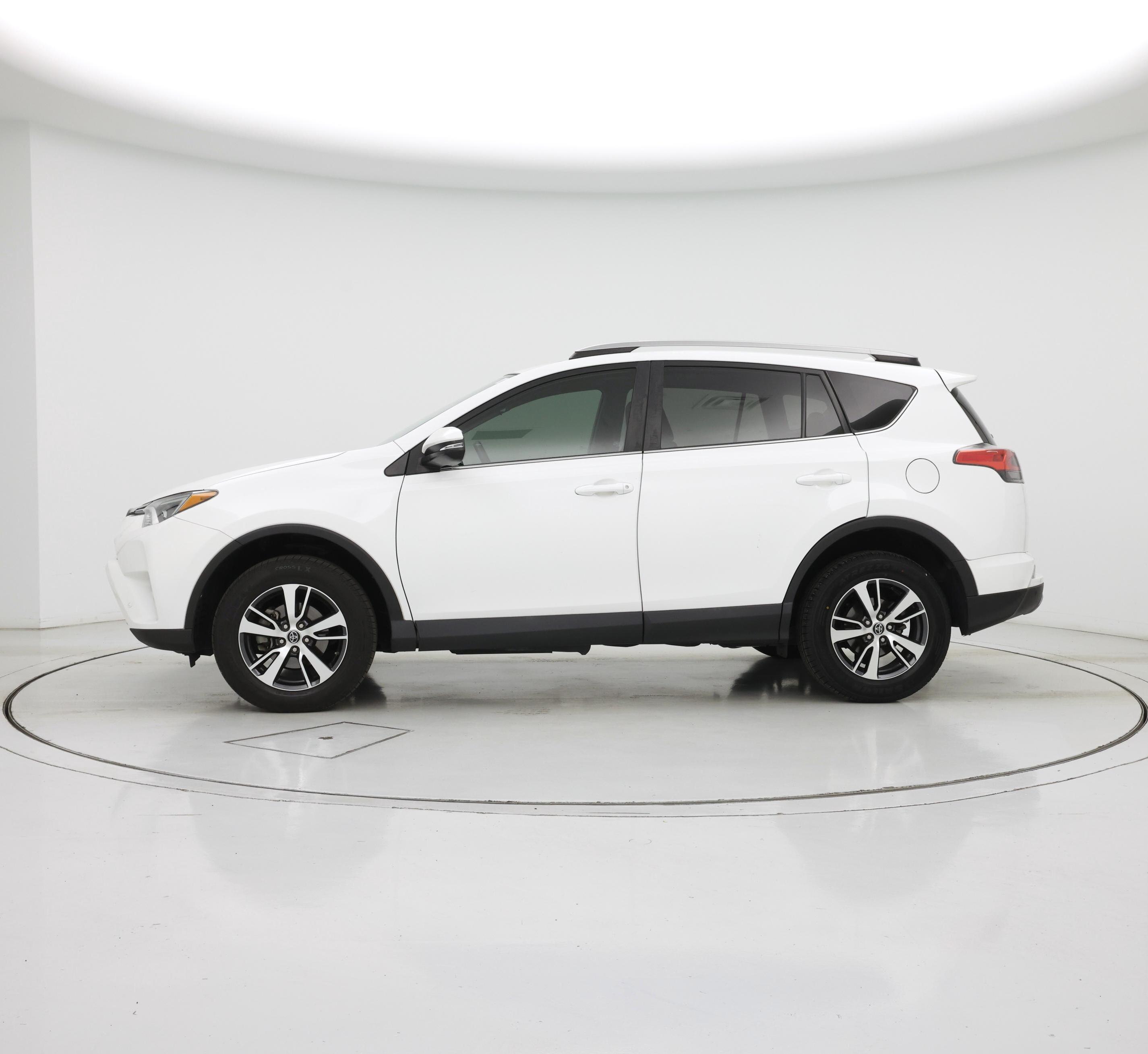 Thumbnail: 2018 Toyota RAV4 - 3