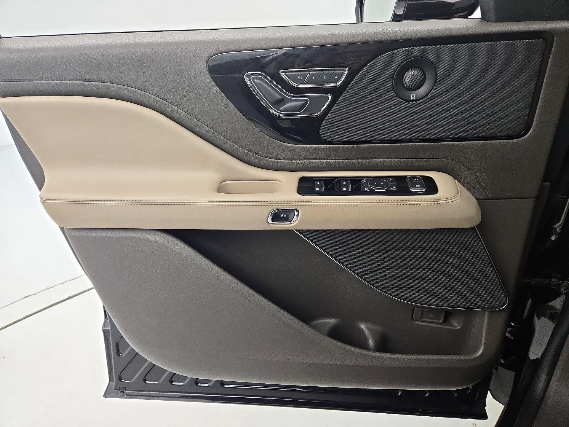 Thumbnail: 2022 Lincoln Aviator - 12