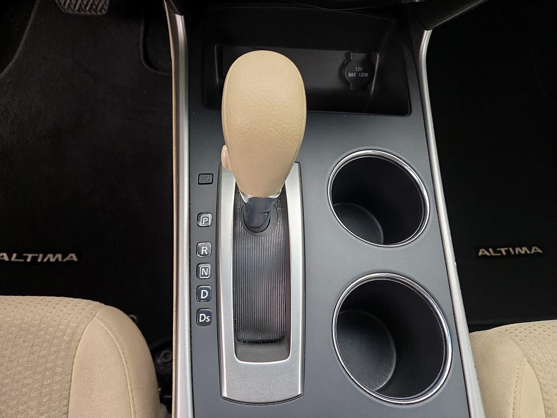 Thumbnail: 2015 Nissan Altima - 17