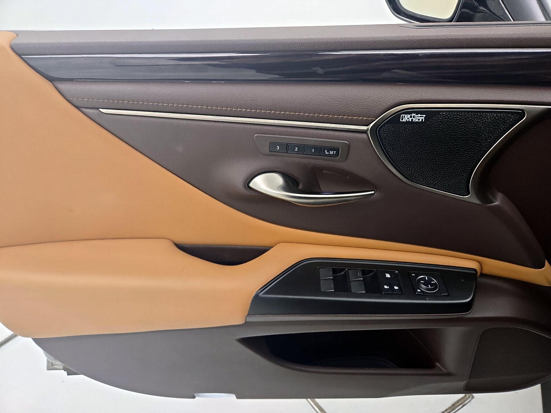 Thumbnail: 2019 Lexus ES - 12