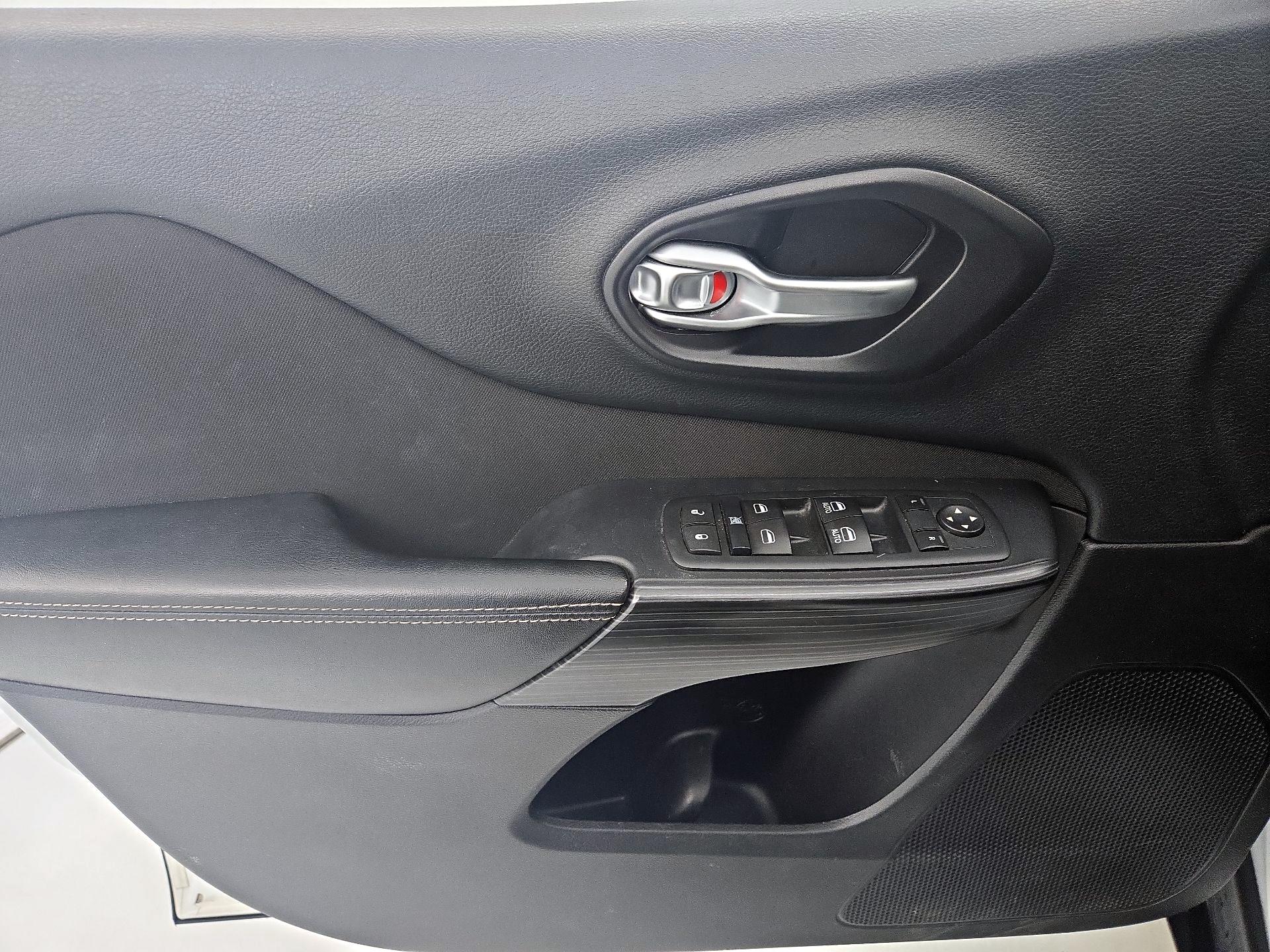 Thumbnail: 2015 Jeep Cherokee - 12