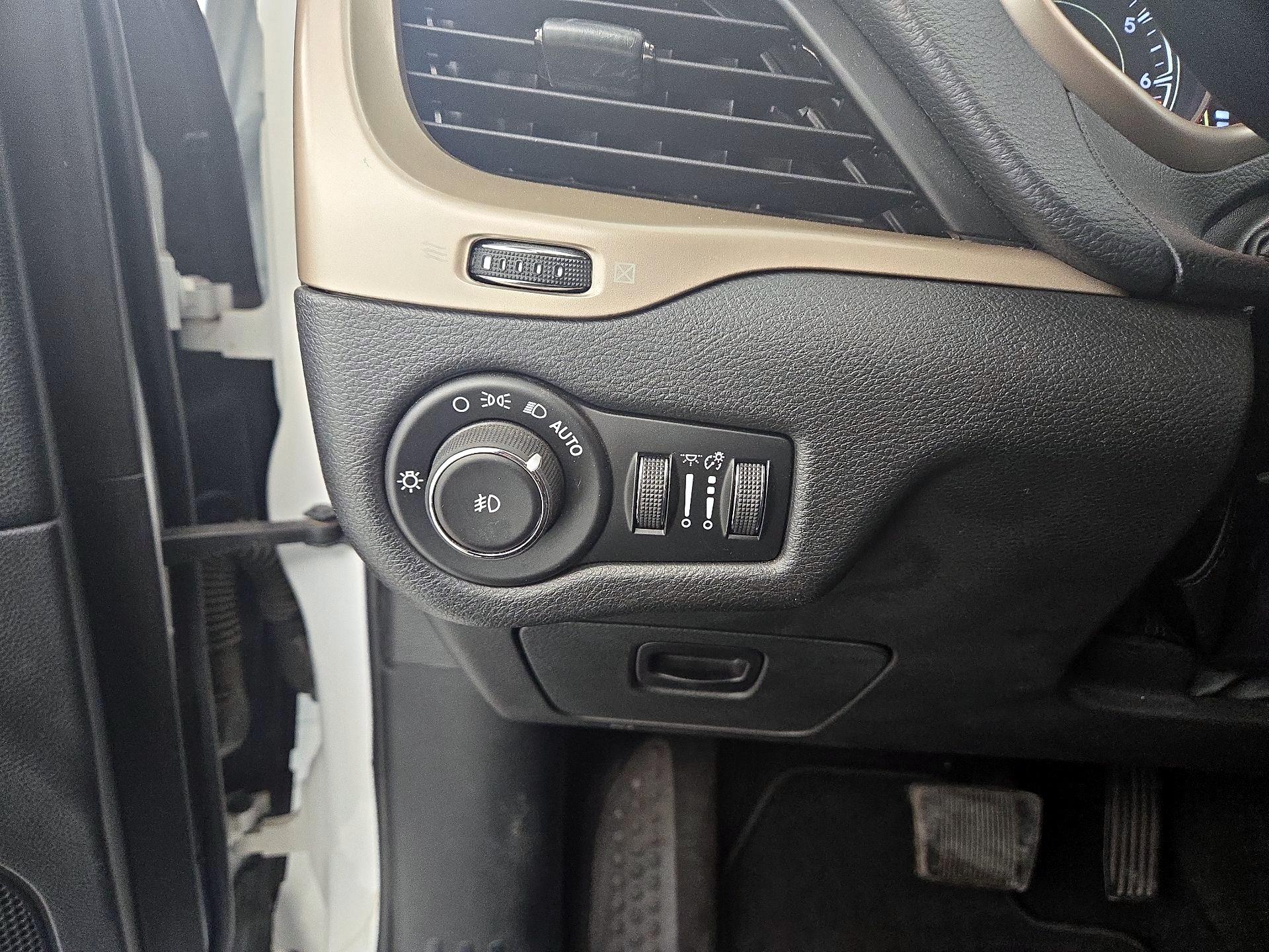 Thumbnail: 2015 Jeep Cherokee - 13