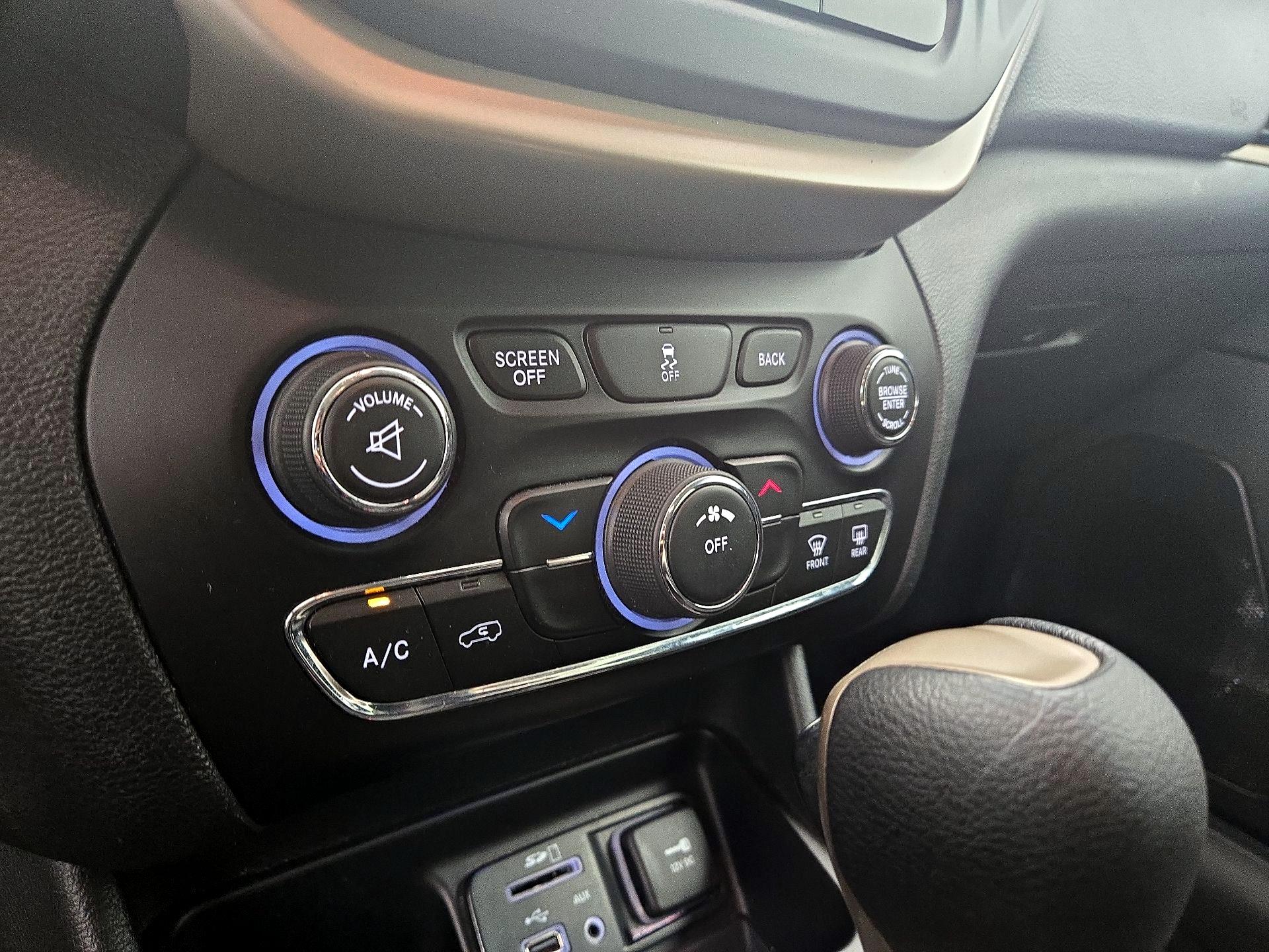 Thumbnail: 2015 Jeep Cherokee - 16