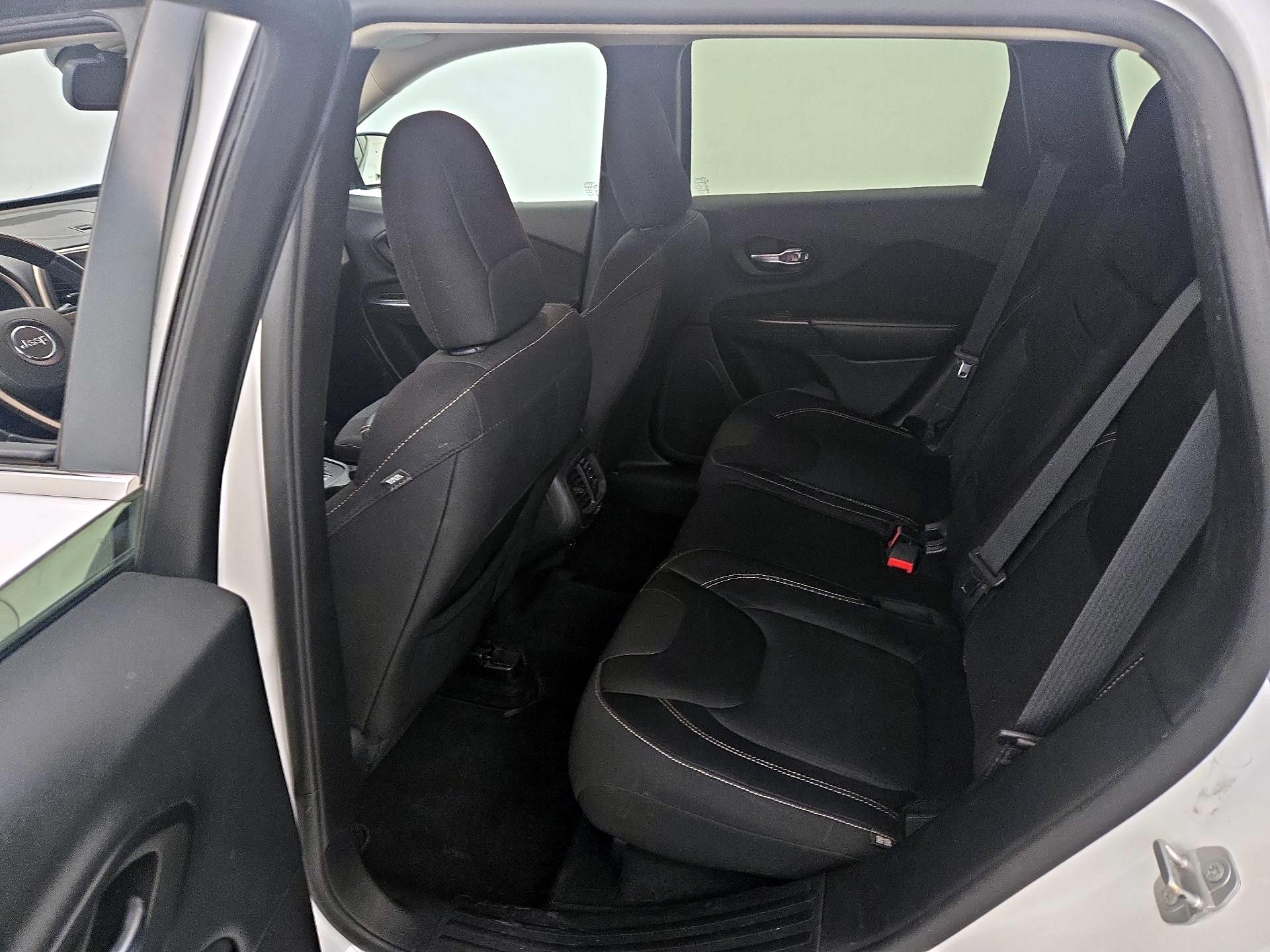 Thumbnail: 2015 Jeep Cherokee - 19