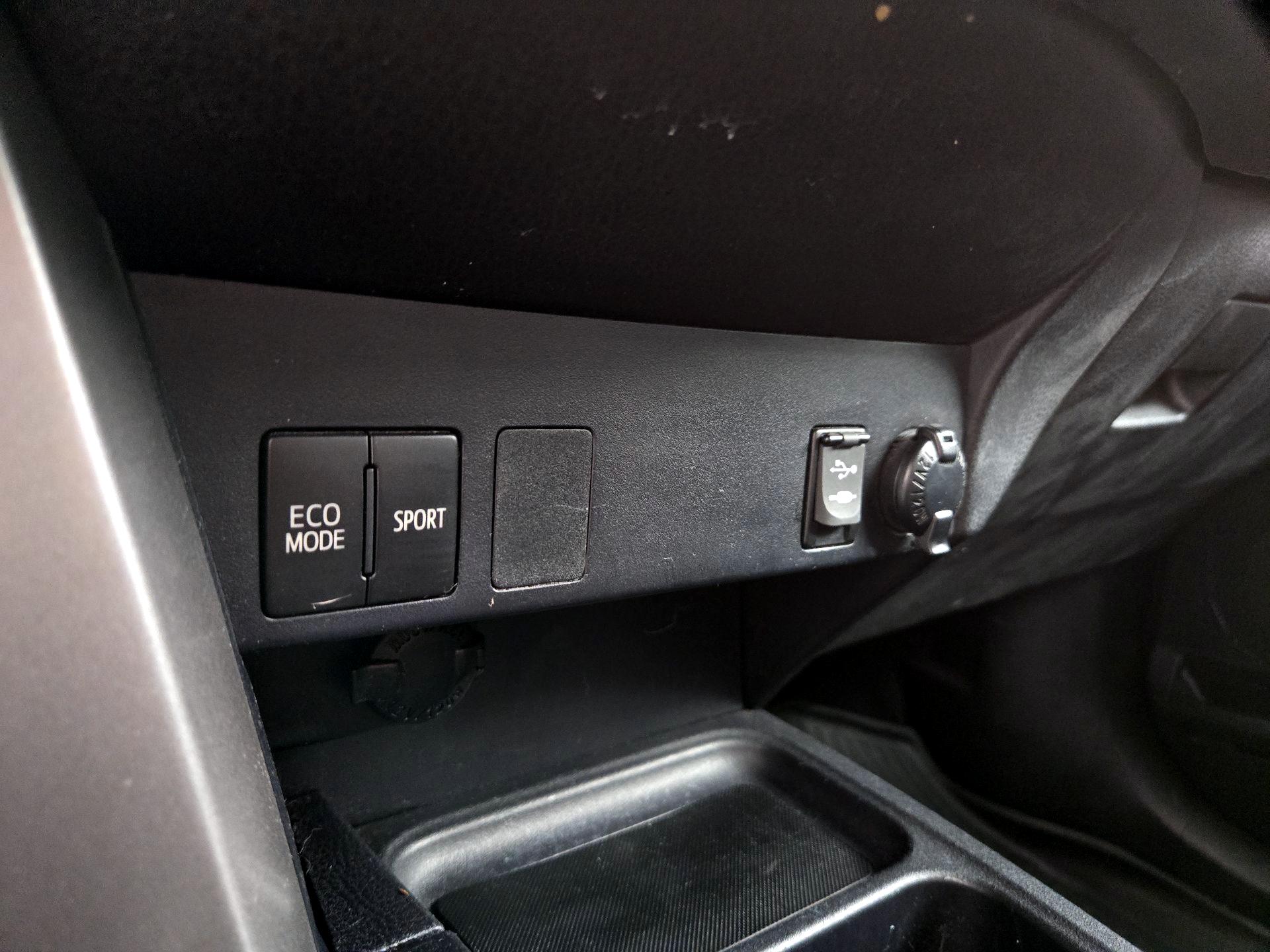 Thumbnail: 2018 Toyota RAV4 - 18